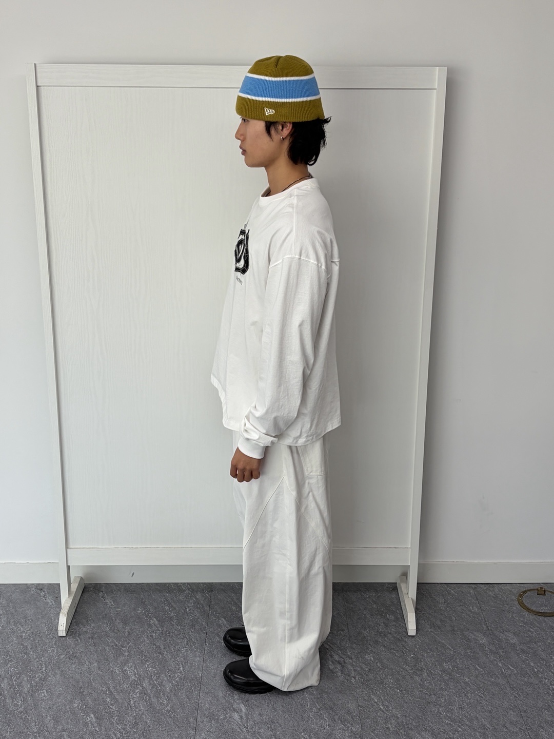 Riomeu Curved Balloon Cotton Pants White, Riomeu Denim Appliqué Long Sleeve T-shirt White 착용 스타일 - 2