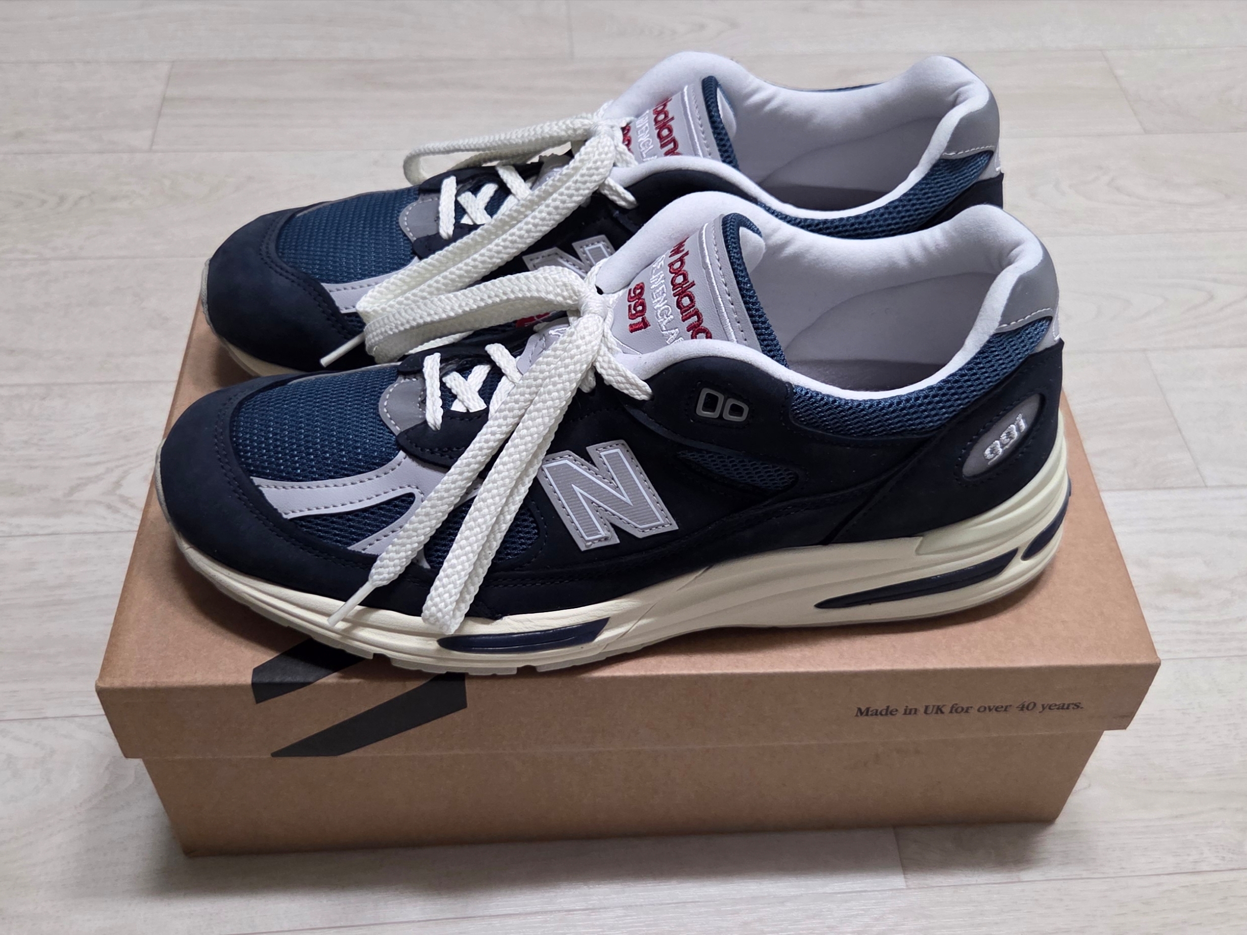 New Balance 992 Made in USA Moonrock Mushroom, New Balance 992 Made in USA Core Grey Silver Metallic 착용 스타일 - 6