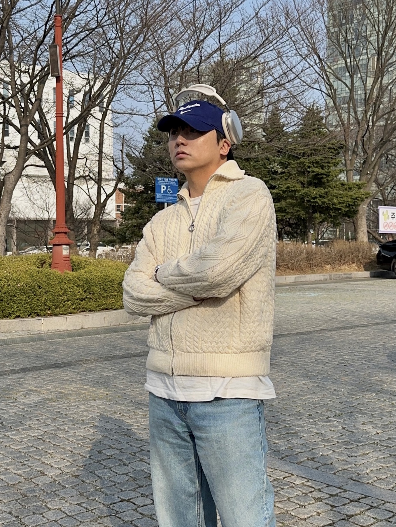 Zara x Champion Jacquard Cable Knit Cardigan Ecru, Uniqlo x JW Anderson Straight Jean Blue - KR 착용 스타일 - 4