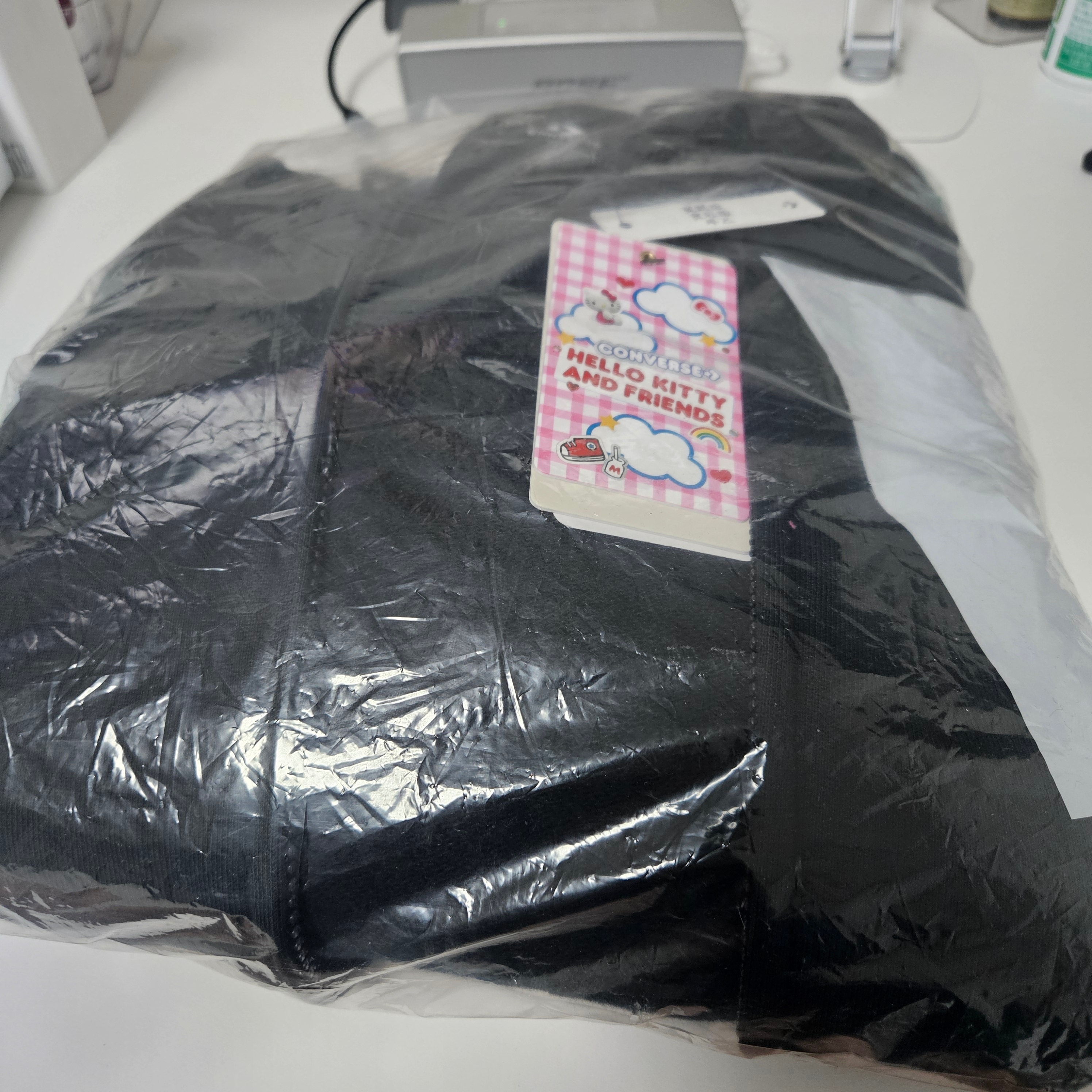Converse x Hello Kitty and Friends Full Zip Hoodie Converse Black 착용 스타일