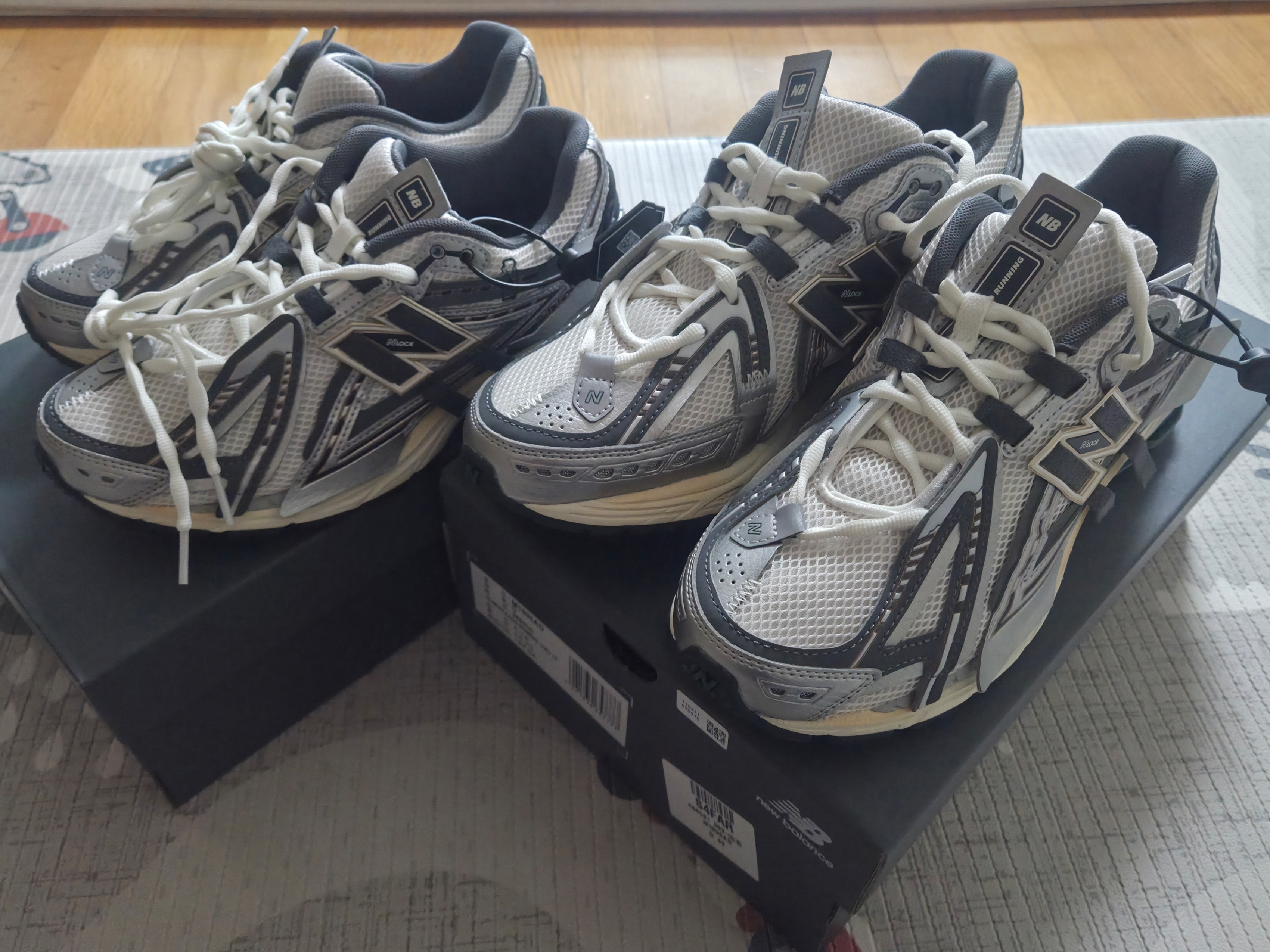 New Balance 1906A Silver Metallic Castlerock 착용 스타일 - 1