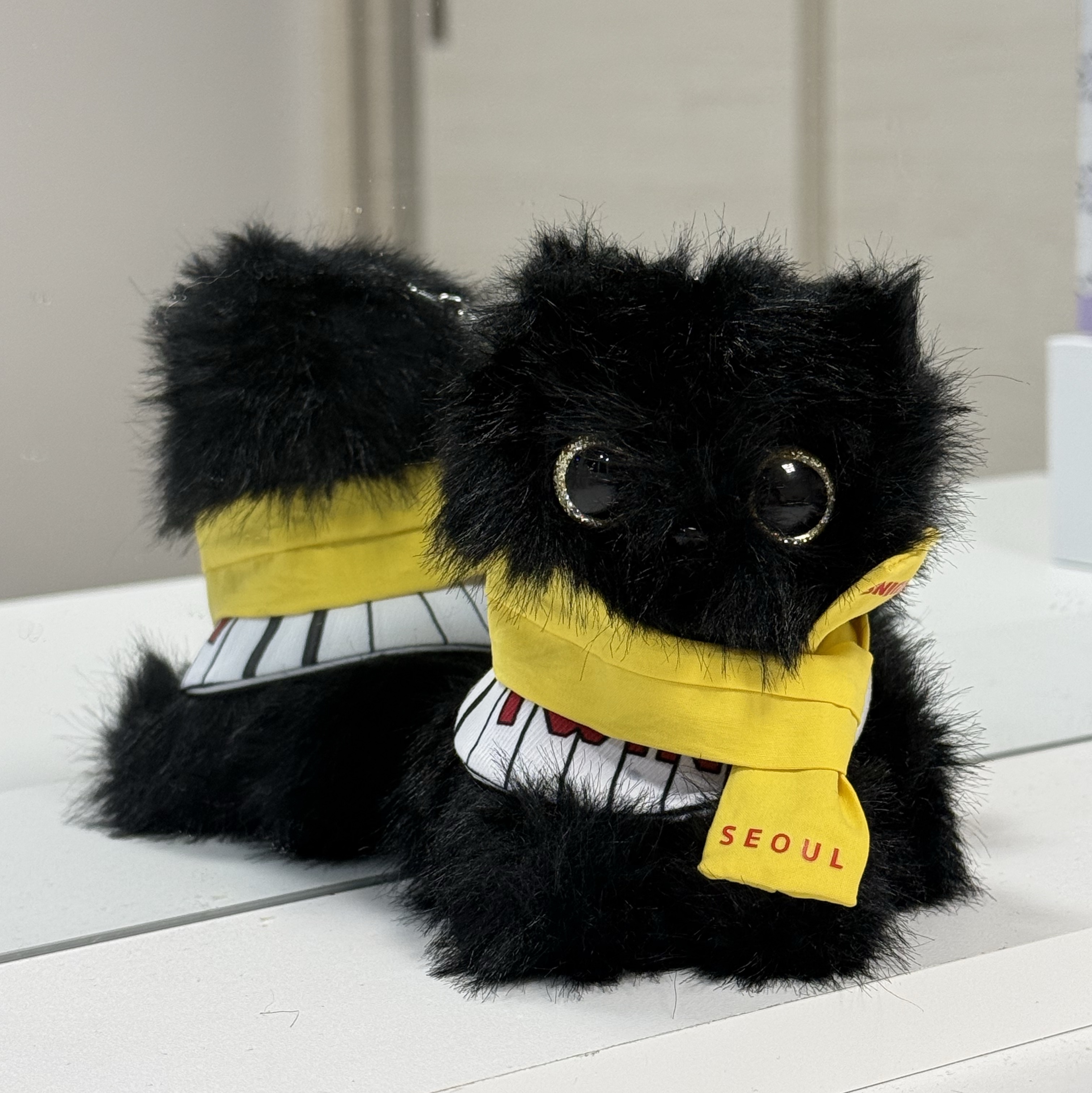 LG Twins X Bloomingtale Home-niform Nero Keychain 착용 스타일 - 1