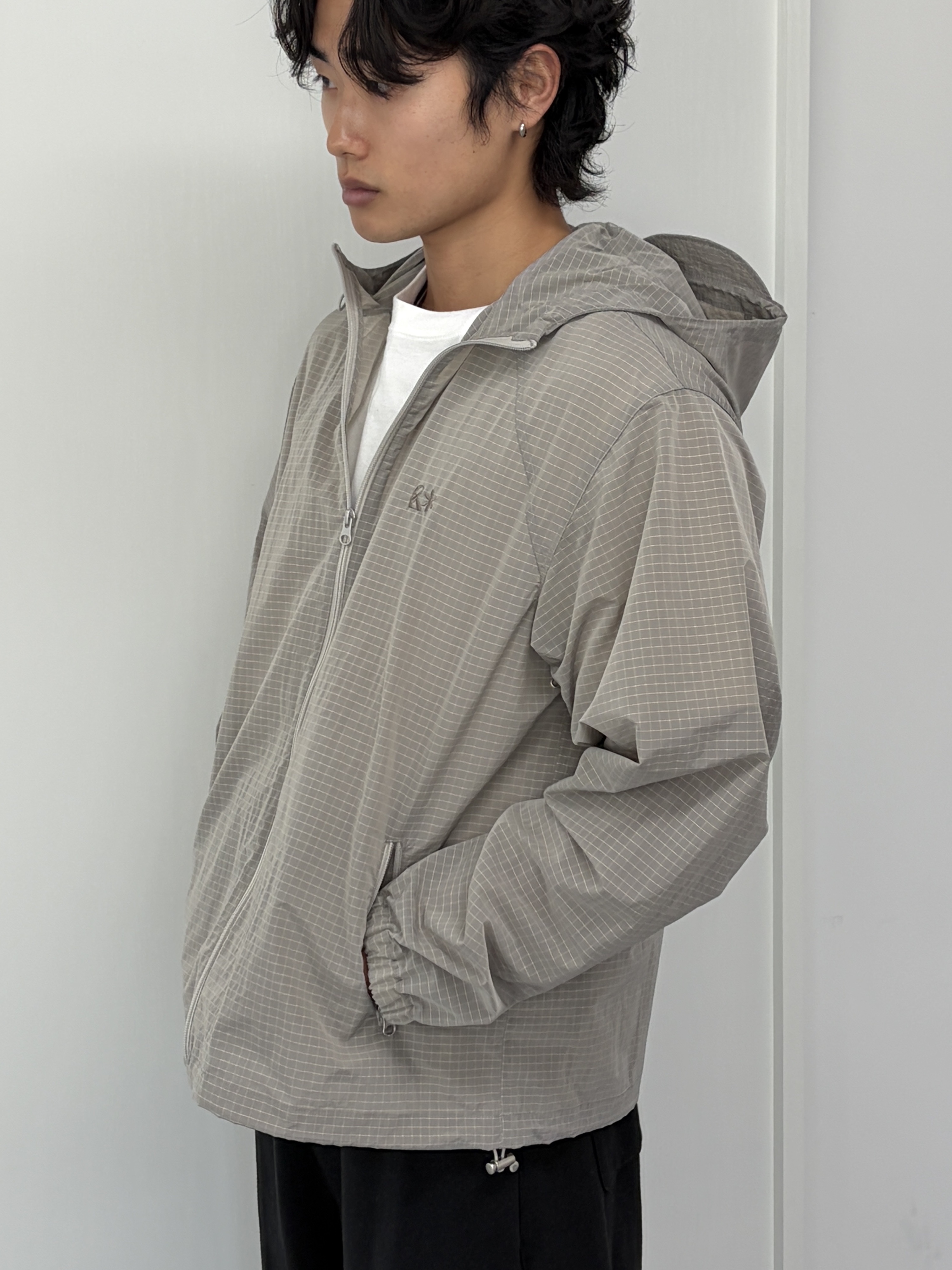 Riomeu Unbal Curved Line Windbreaker Jacket Gray 착용 스타일 - 1