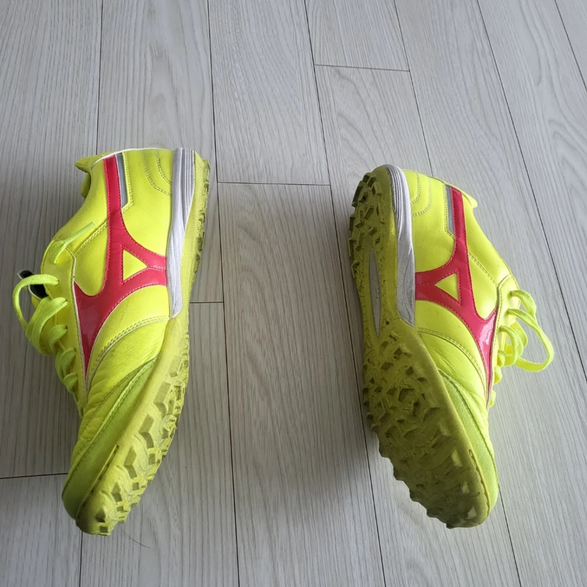 Mizuno Morelia Sala Elite TF Safety Yellow Fiery Coral 2 착용 스타일 - 3