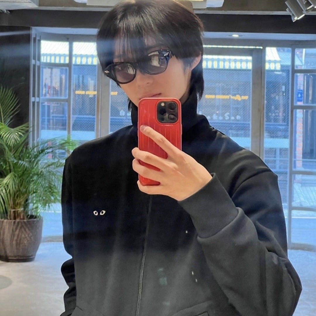 Play Comme des Garcons Black Heart Wappen Track Jacket Black 착용 스타일