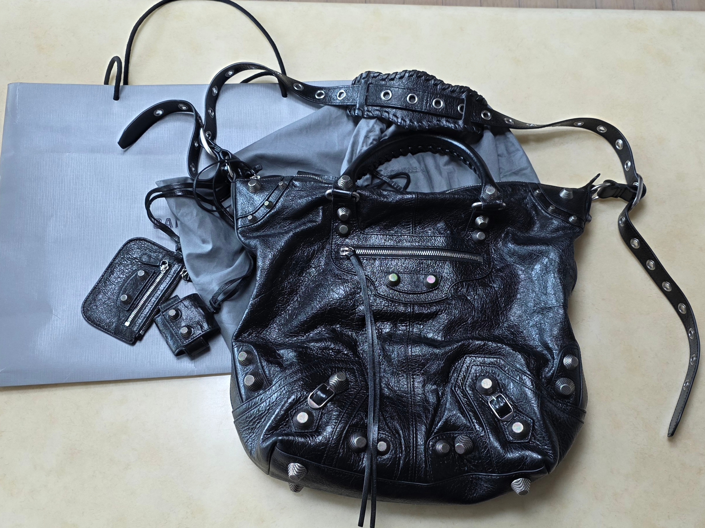 Balenciaga Arena Lambskin Aged Silver Hardware Le Cagole Medium Tote Bag Black, Balenciaga Arena Lambskin Aged Silver Hardware Le Cagole XS Flap Bag Black 착용 스타일 - 1