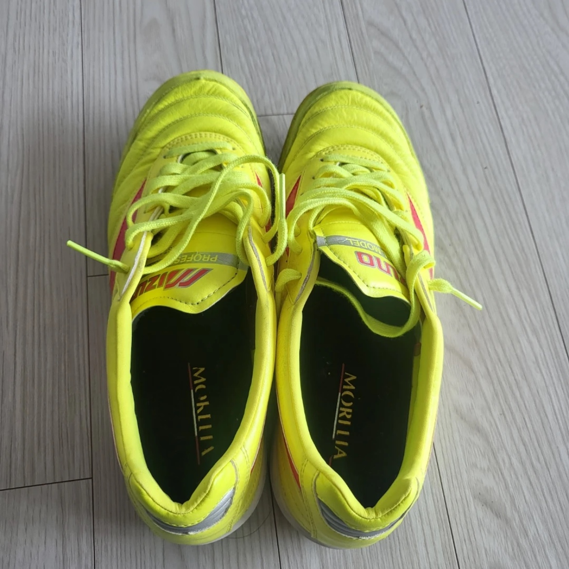 Mizuno Morelia Sala Elite TF Safety Yellow Fiery Coral 2 착용 스타일 - 2