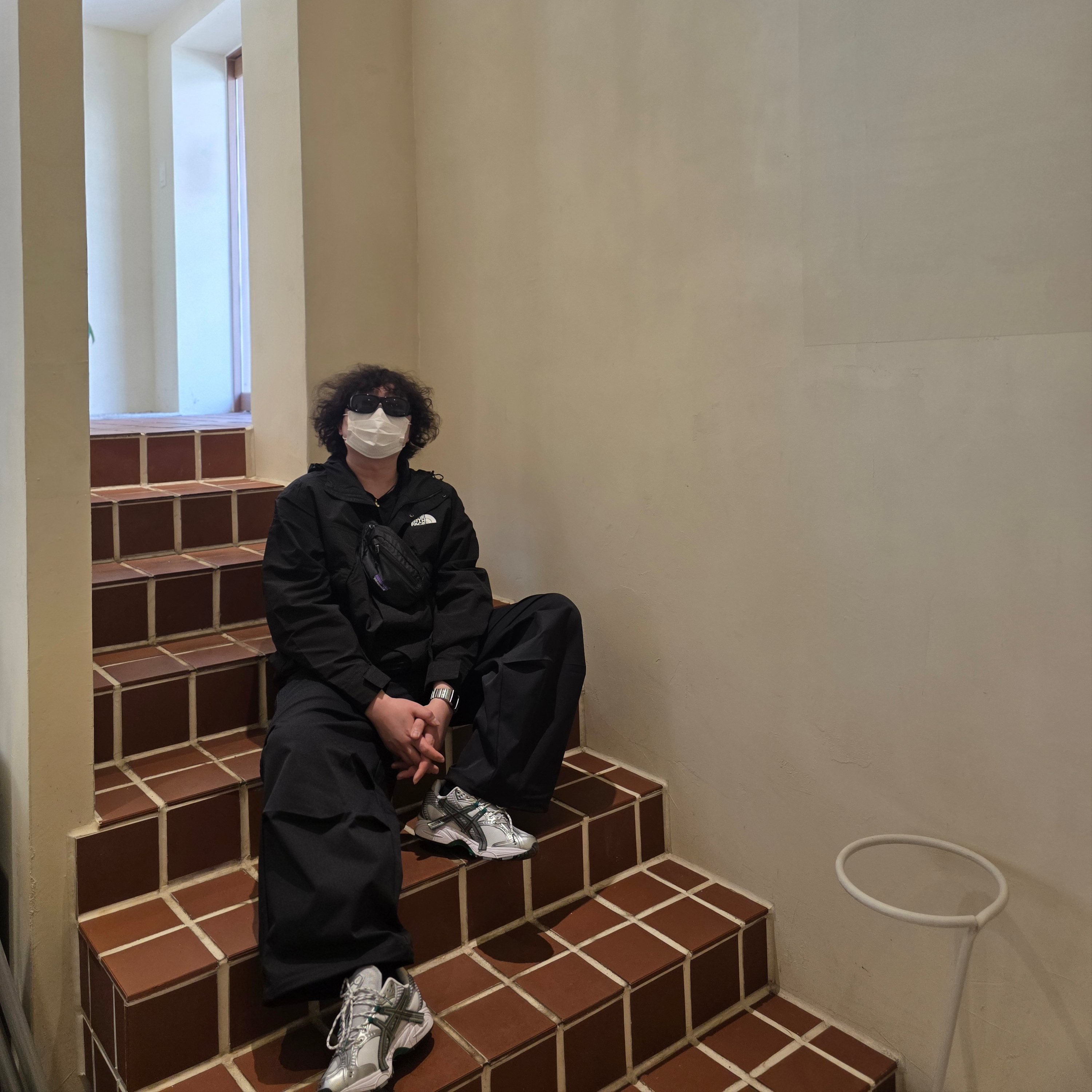 The North Face White Label Martis Jacket Black, Patagonia Ultralight Black Hole Mini Hip Pack Black 착용 스타일 - 1