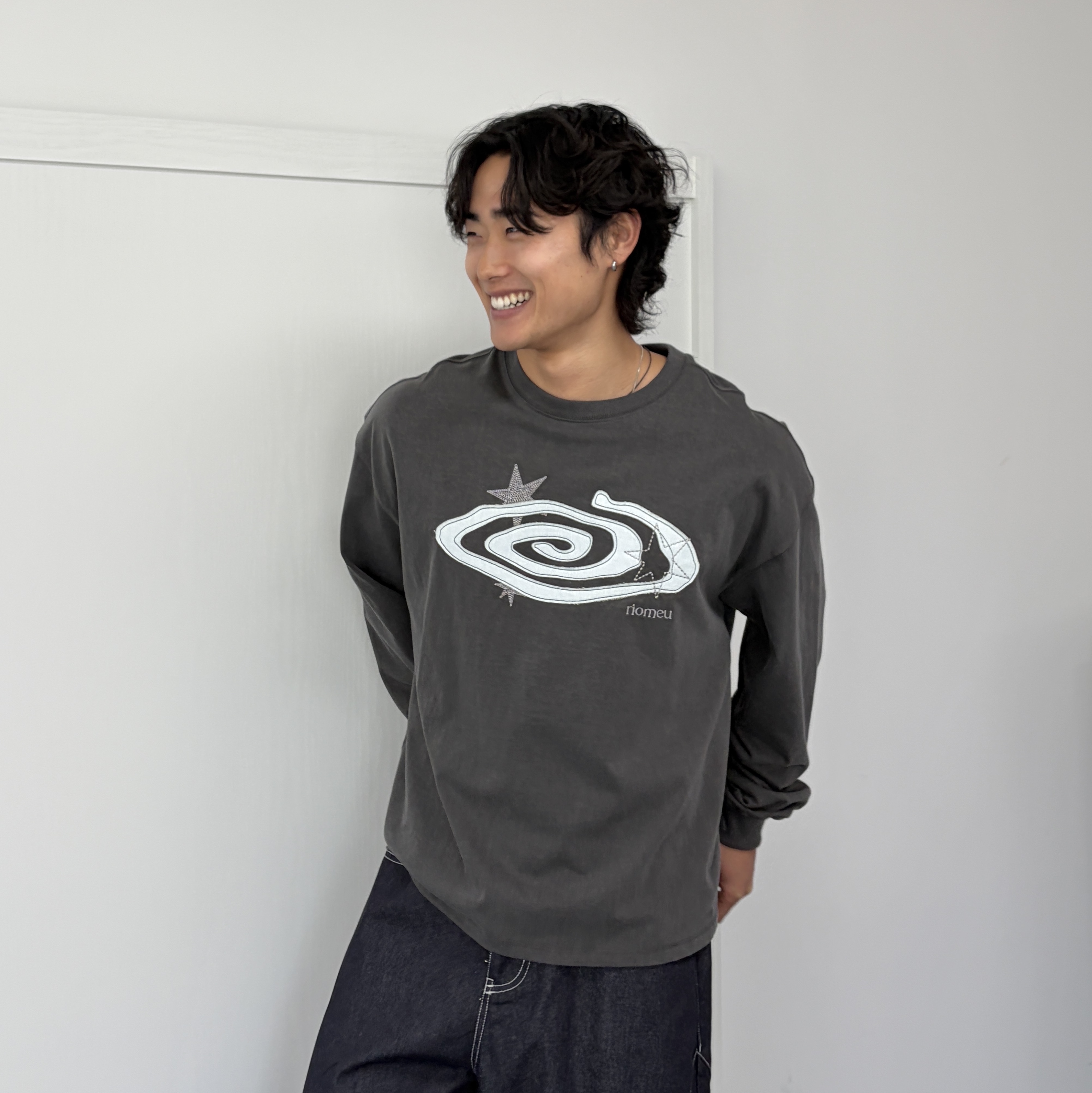 Riomeu Denim Appliqué Long Sleeve T-shirt Charcoal 착용 스타일 - 2