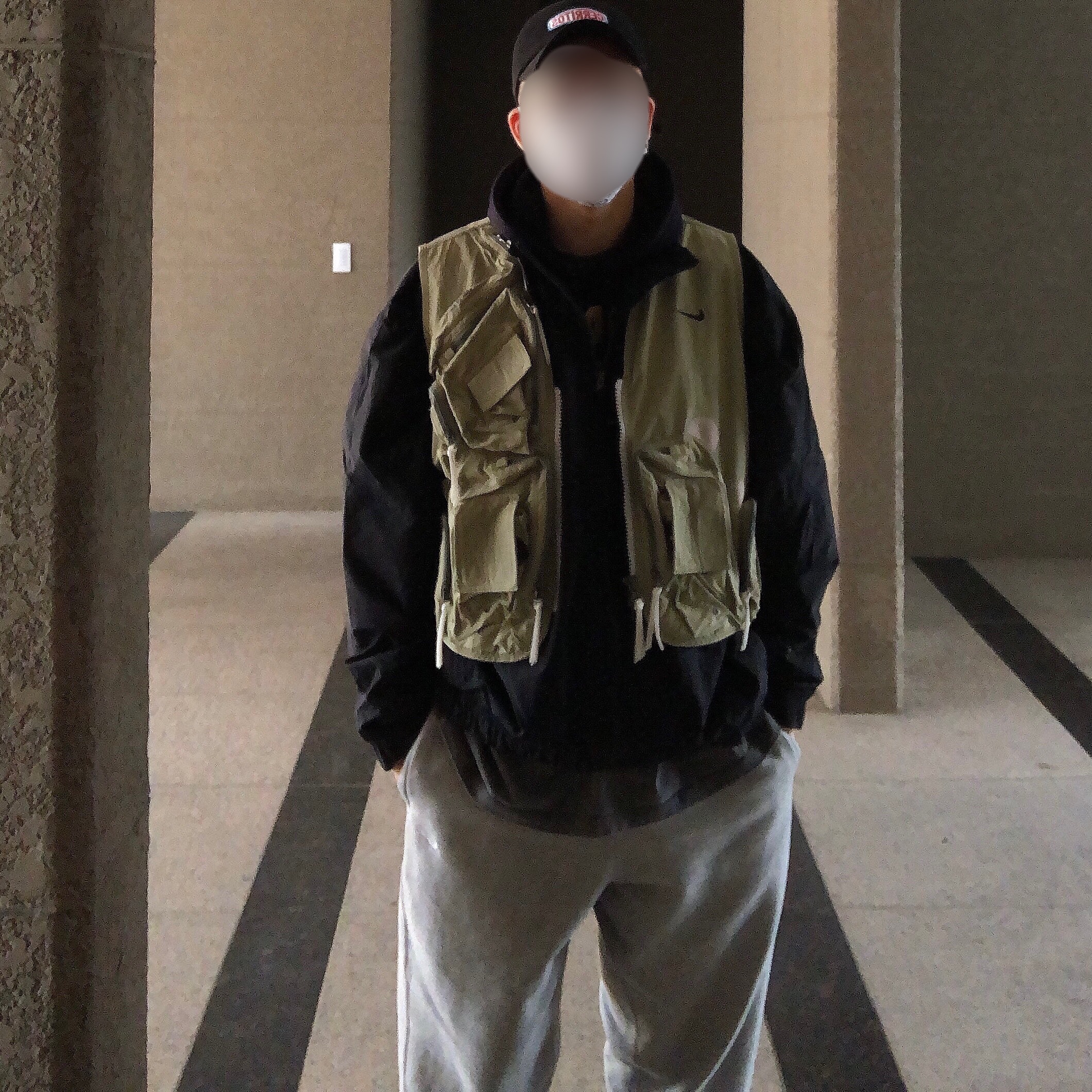 Nike NRG ISPA Utility Vest Medium Khaki 착용 스타일 - 1