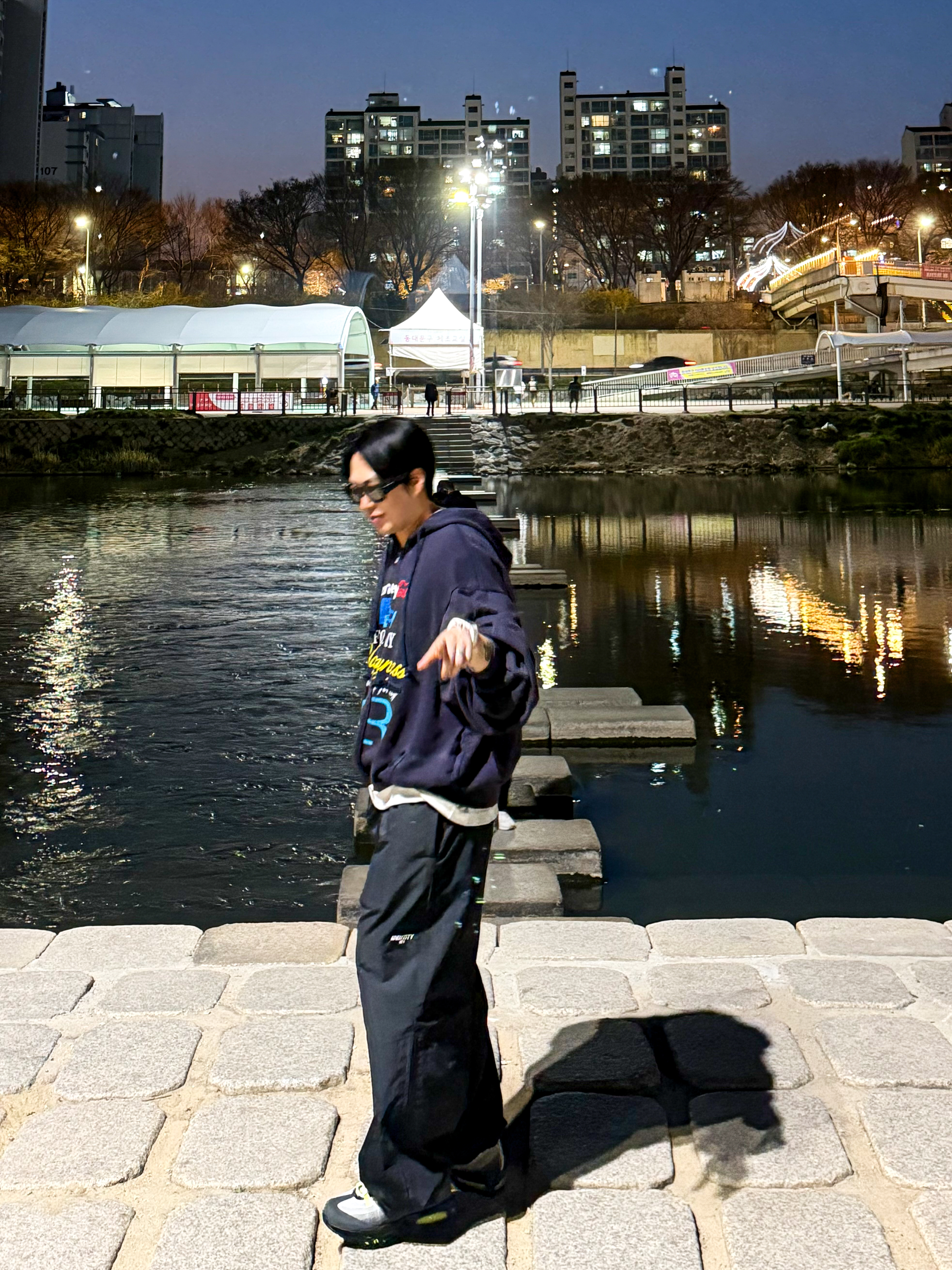 Oakley Valve Polished Black Frame Black Iridium Lenses High Bridge Fit, Project G/R Happiness Zip Hoodie Navy 착용 스타일 - 8