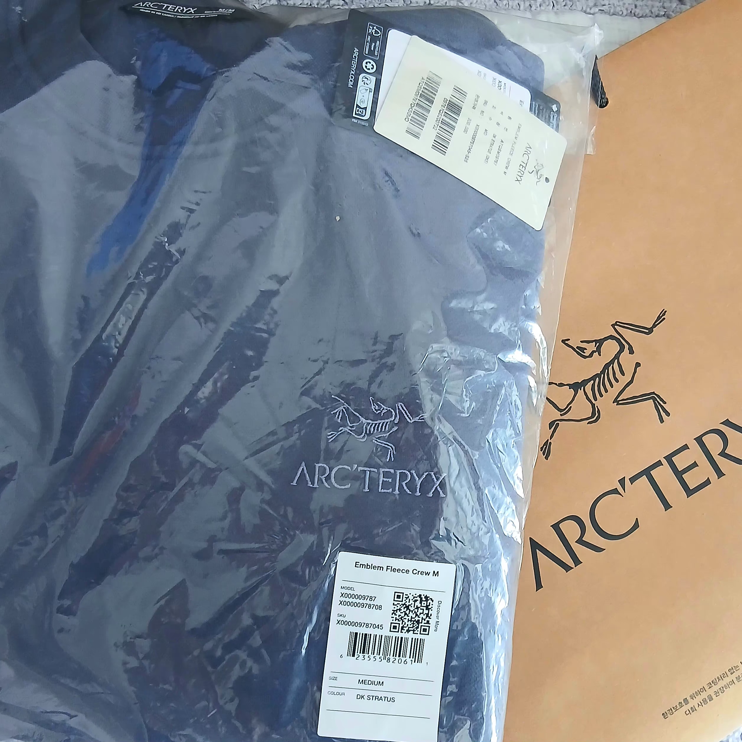Arc'teryx Emblem Fleece Crew Neck Pullover  Dk Stratus 착용 스타일 - 2