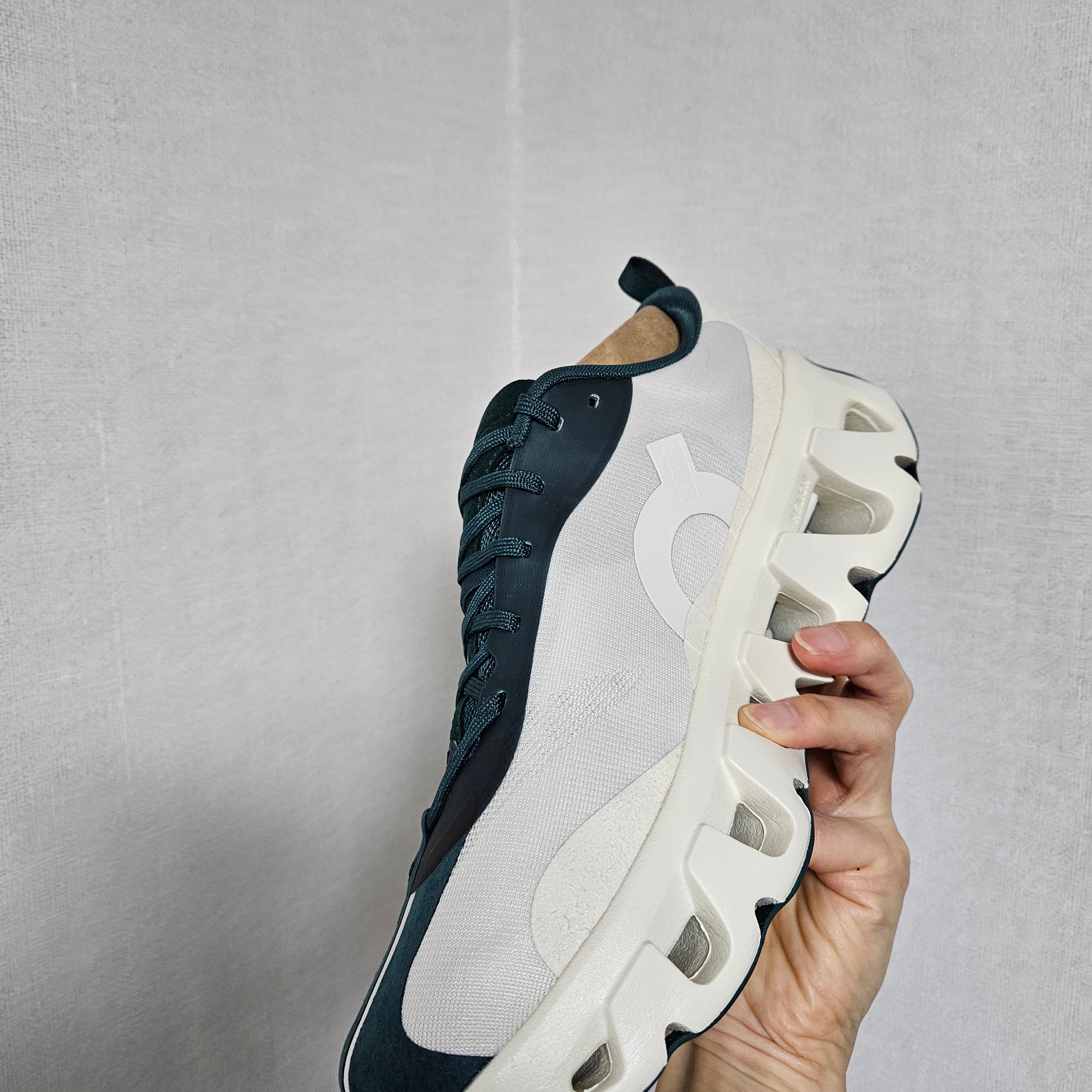 On Running x Kith K-Tech 1 Tofu Sea Moss 착용 스타일 - 5