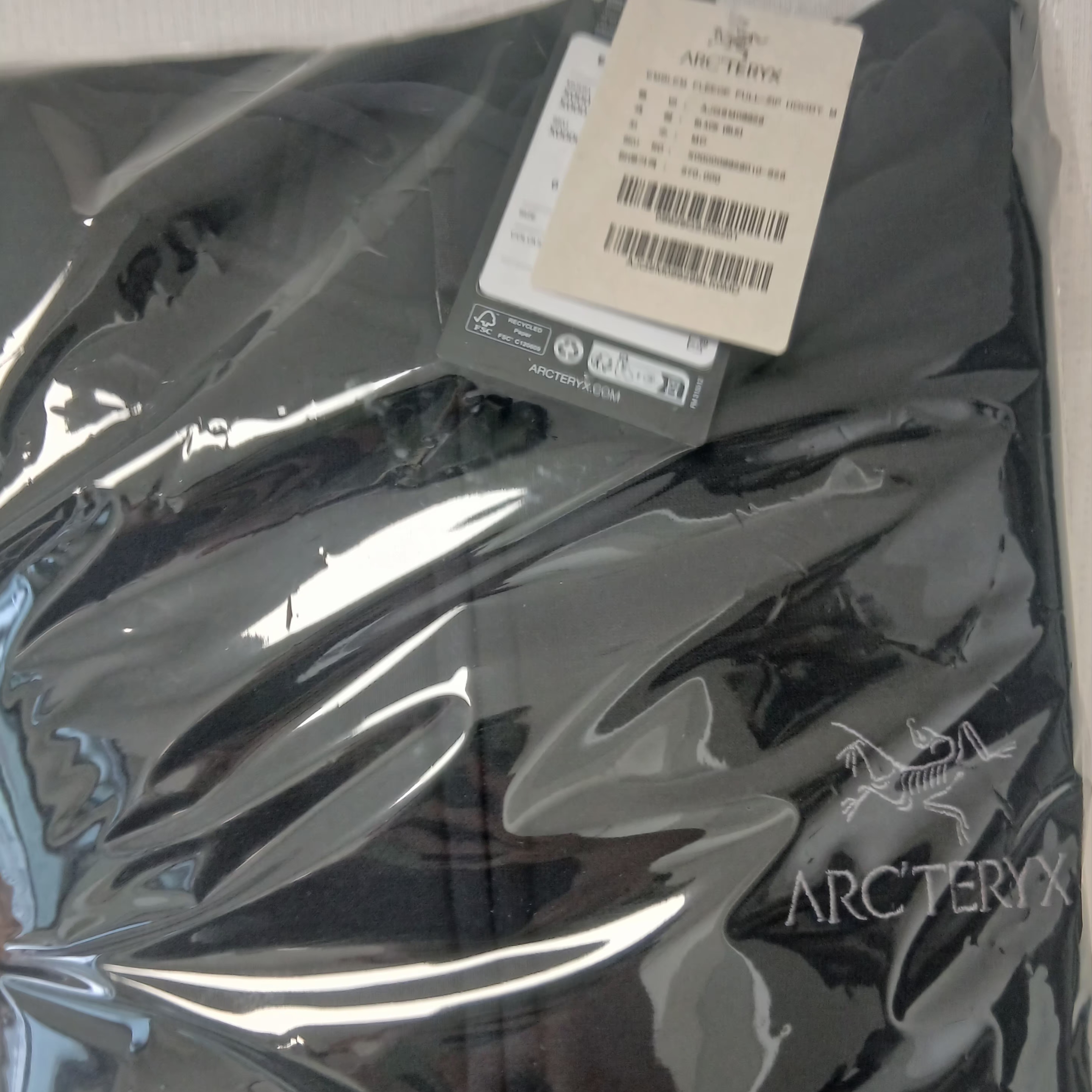 Arc'teryx Emblem Fleece Full-Zip Hoody Black 착용 스타일 - 1