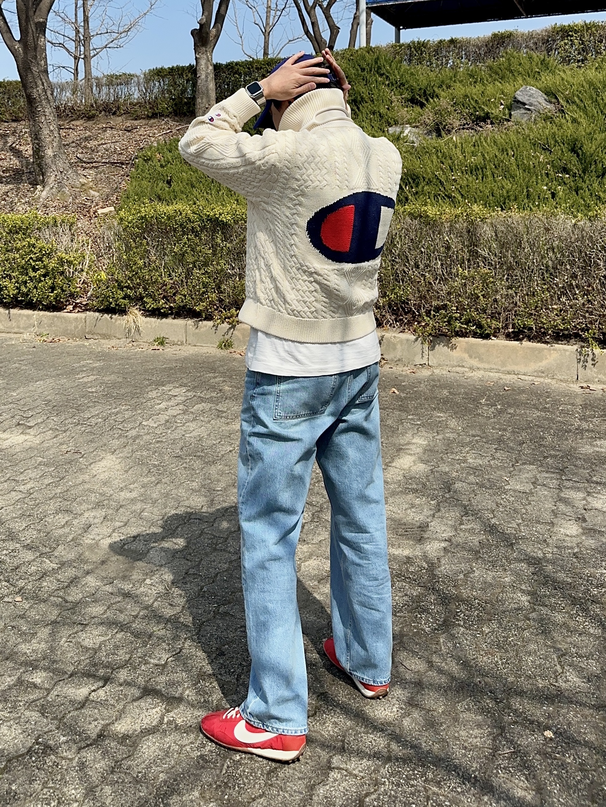 Zara x Champion Jacquard Cable Knit Cardigan Ecru, Uniqlo x JW Anderson Straight Jean Blue - KR 착용 스타일 - 2