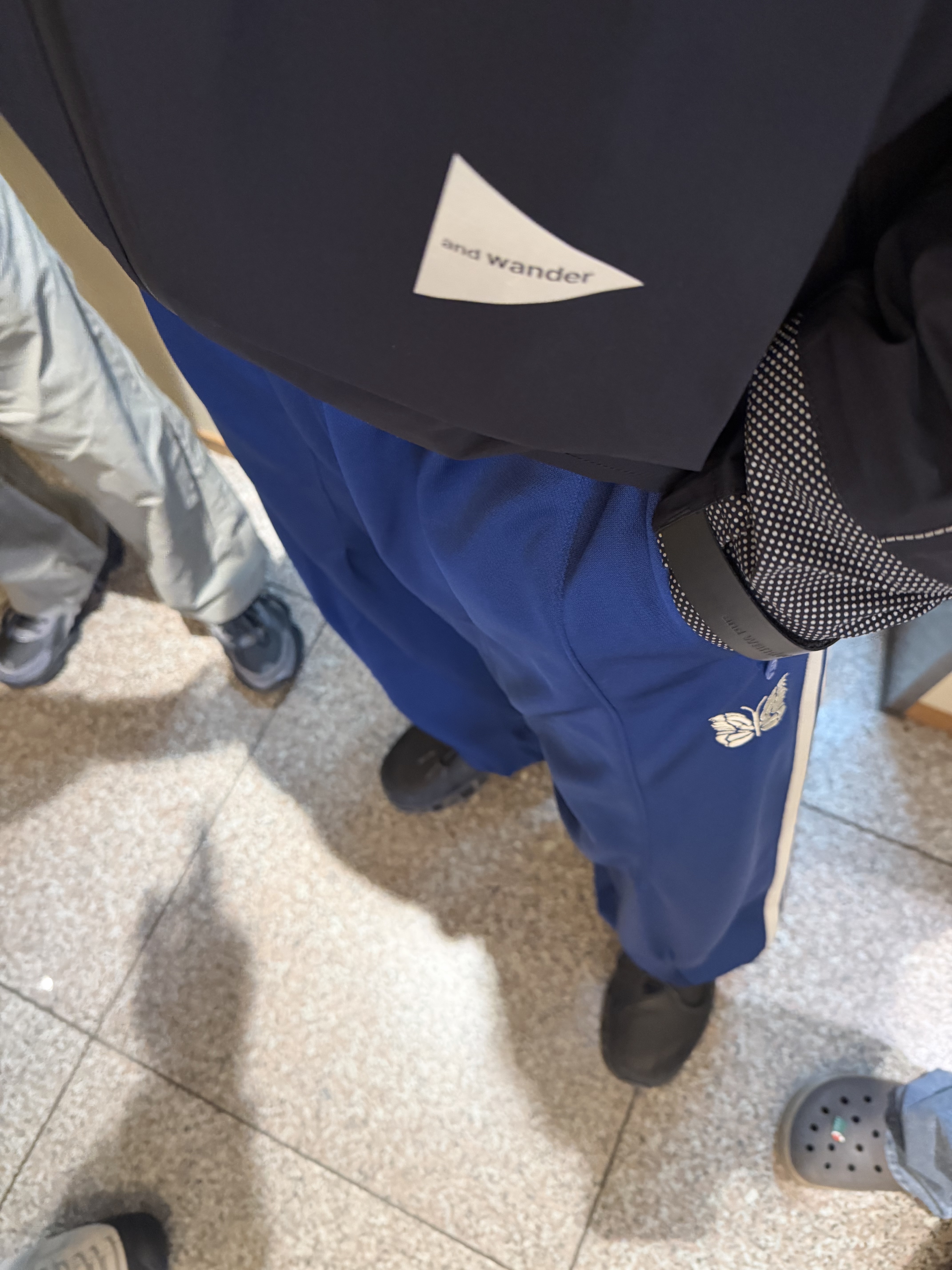 And Wander Pertex Shield Rain Jacket Black, Needles x Beaver H.D. Track Pants Poly Smooth Royal 착용 스타일 - 3