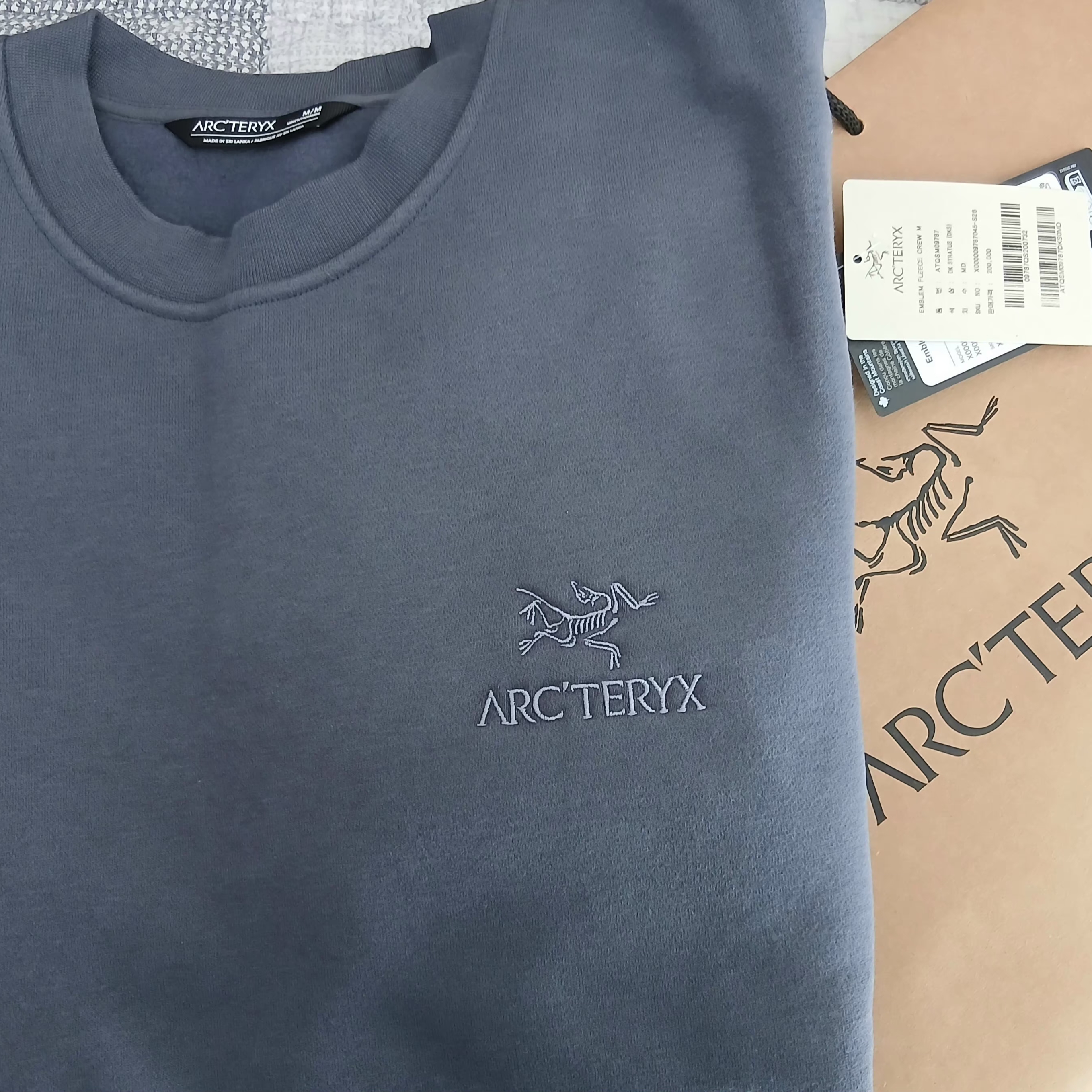 Arc'teryx Emblem Fleece Crew Neck Pullover  Dk Stratus 착용 스타일 - 1