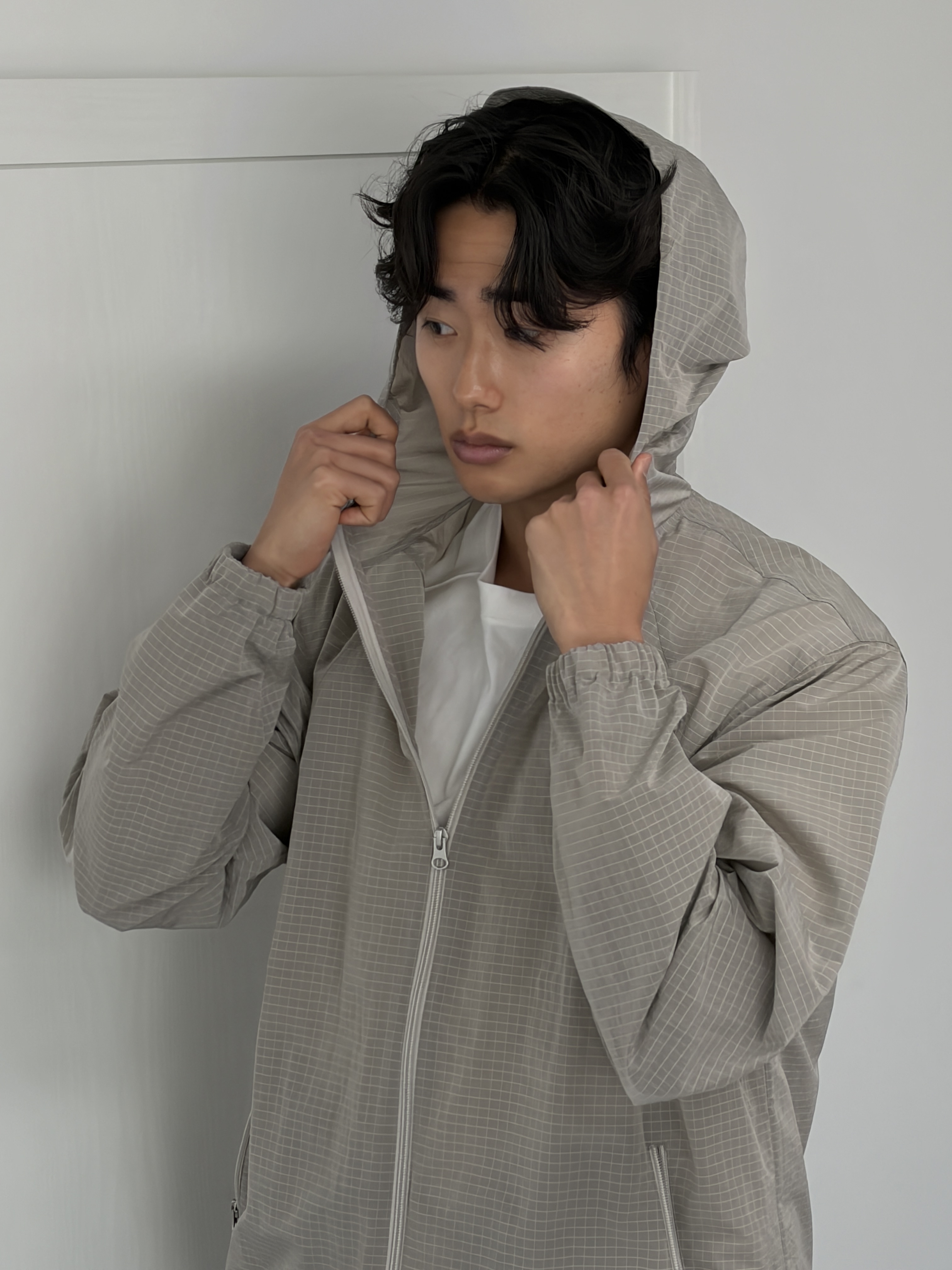 Riomeu Unbal Curved Line Windbreaker Jacket Gray 착용 스타일 - 2