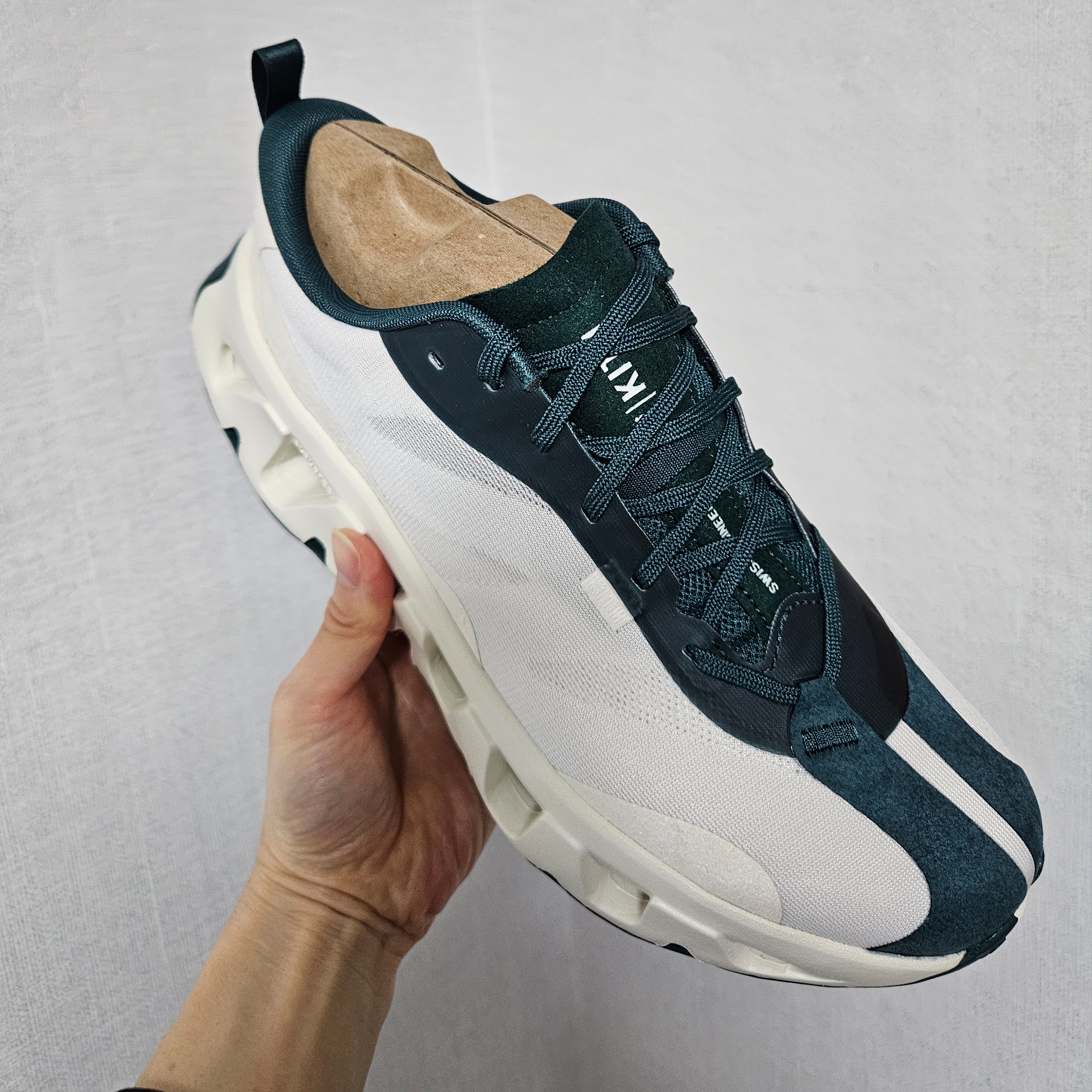 On Running x Kith K-Tech 1 Tofu Sea Moss 착용 스타일 - 6