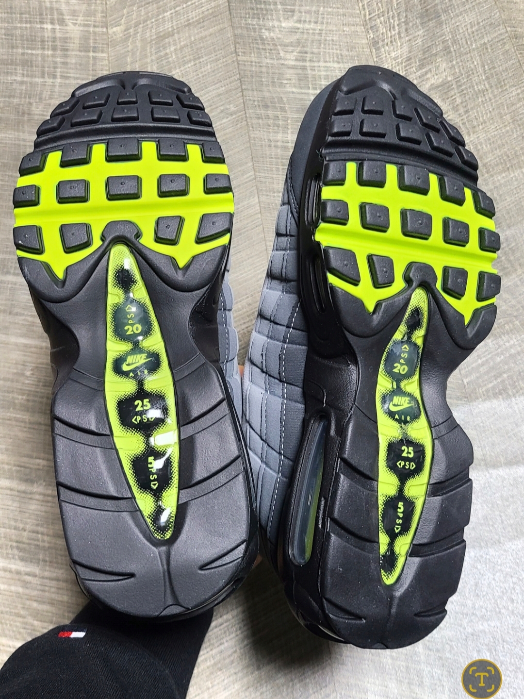 Nike Air Max 95 OG Neon Yellow 2020 착용 스타일 - 5