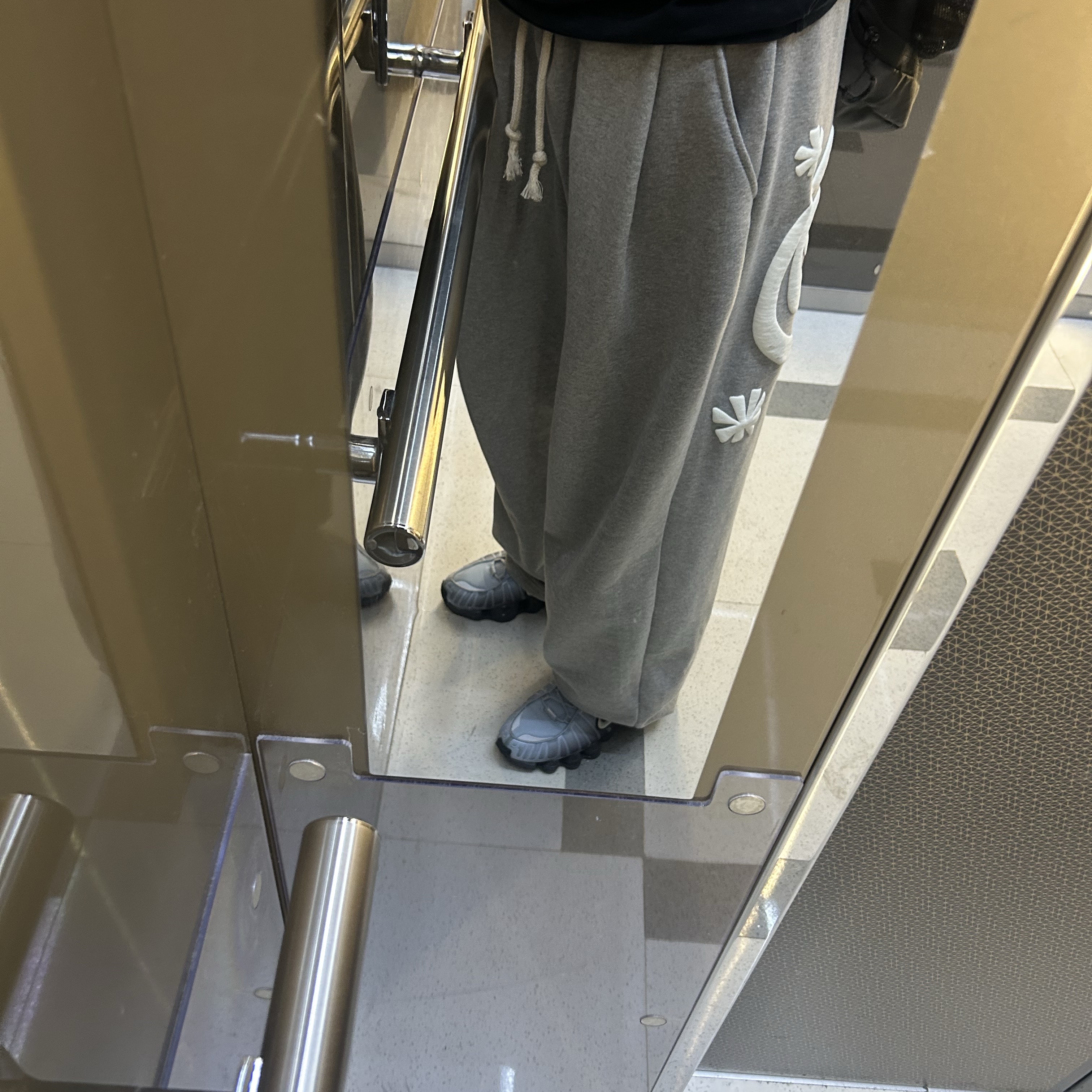 AMOU Molly One Tuck Sweat Pants Gray 착용 스타일 - 1