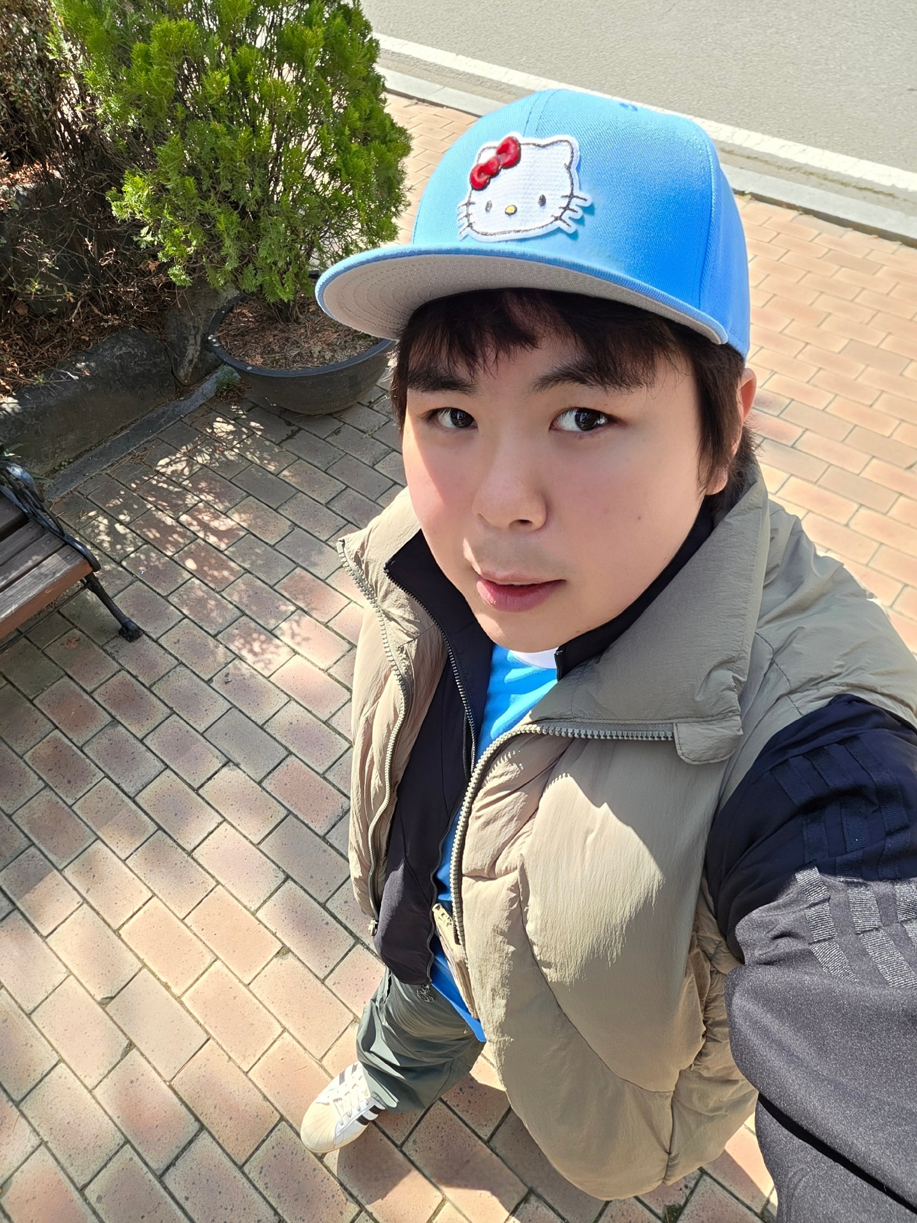 New Era x Hello Kitty Size Cap Radiant Blue, Adidas Adicolor Classic 3S T-Shirt Semi Blue Burst - KR Sizing 착용 스타일 - 2