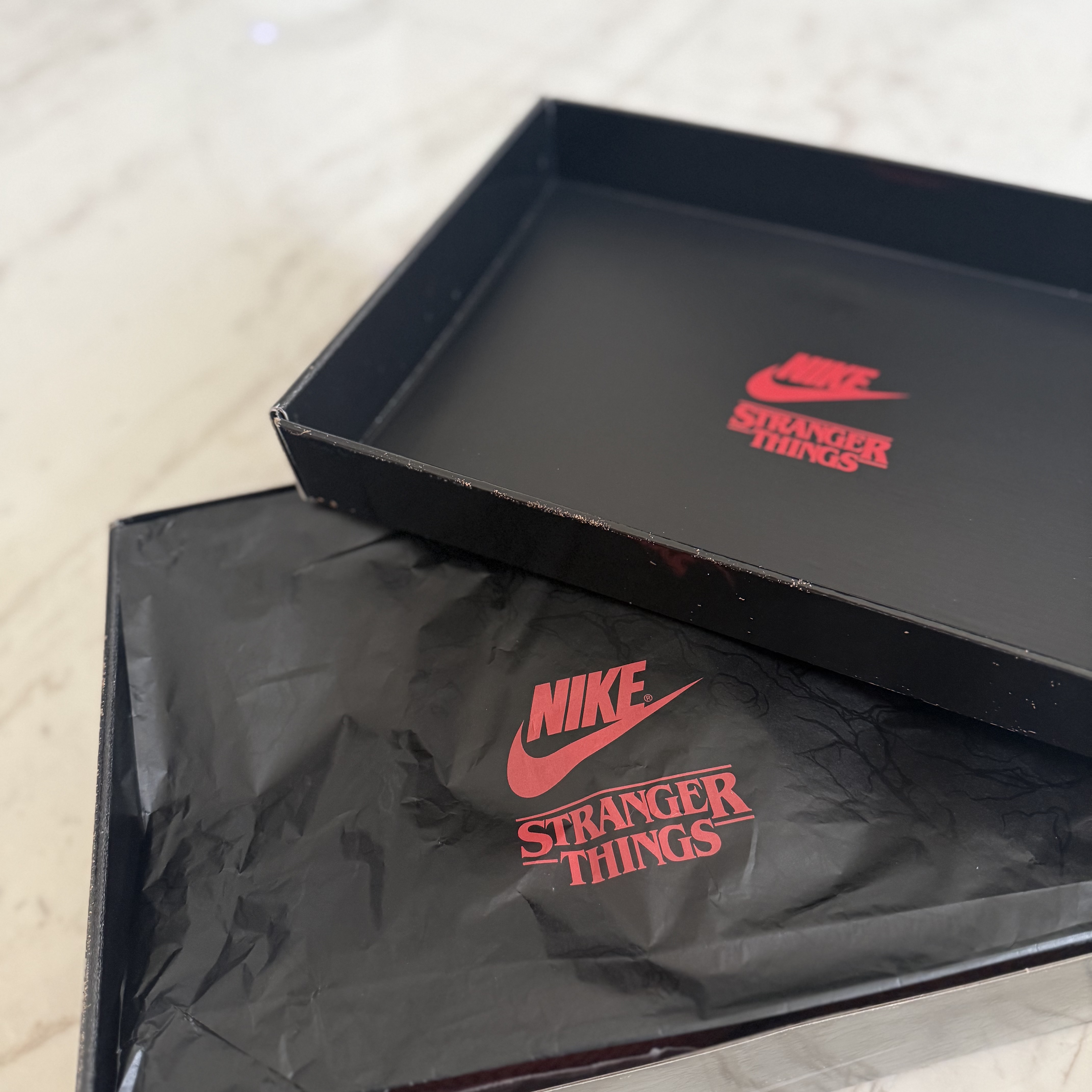 Nike x Stranger Things Air Foamposite One Black Bright Crimson 착용 스타일 - 3