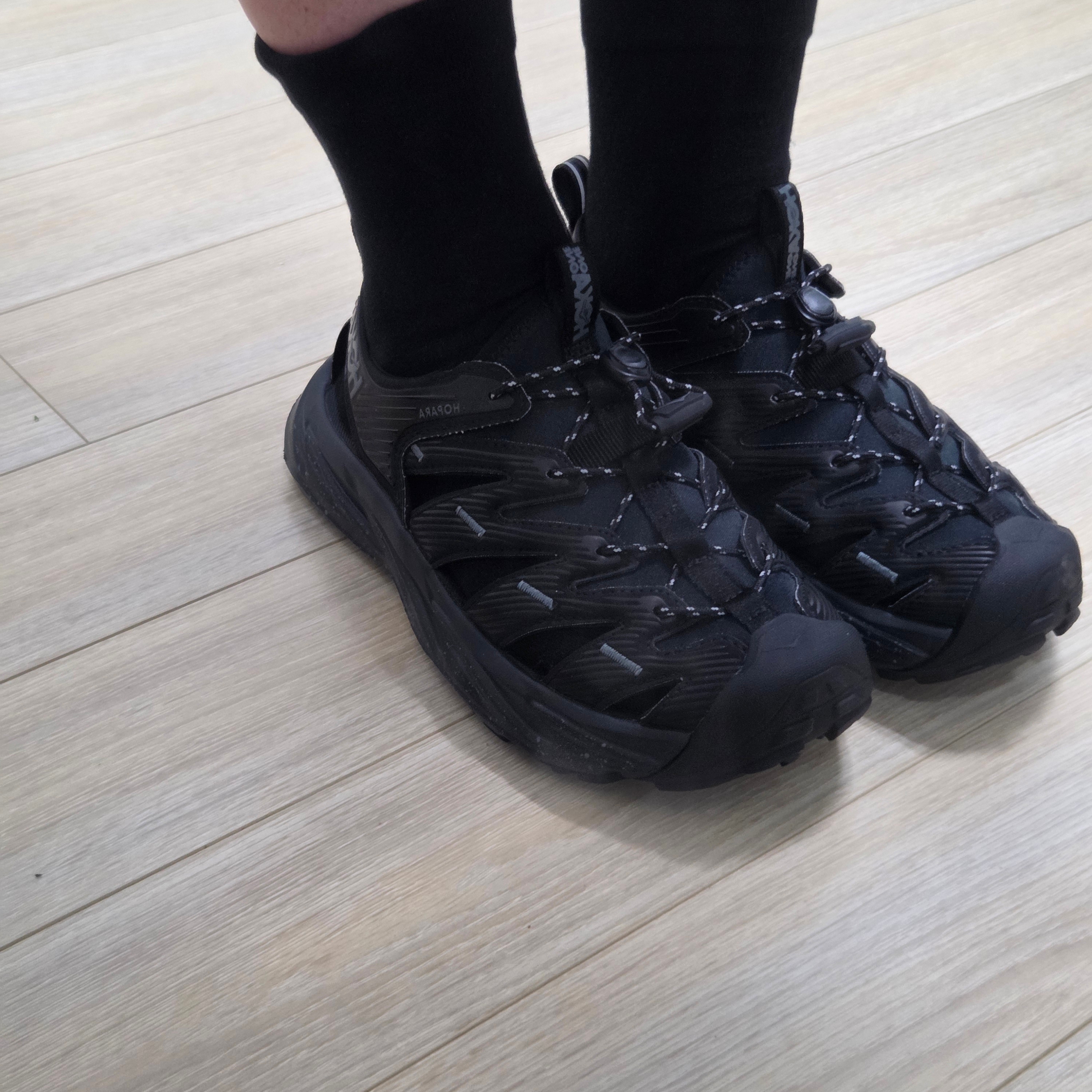 Hoka Hopara Black Castle Rock 착용 스타일 - 2