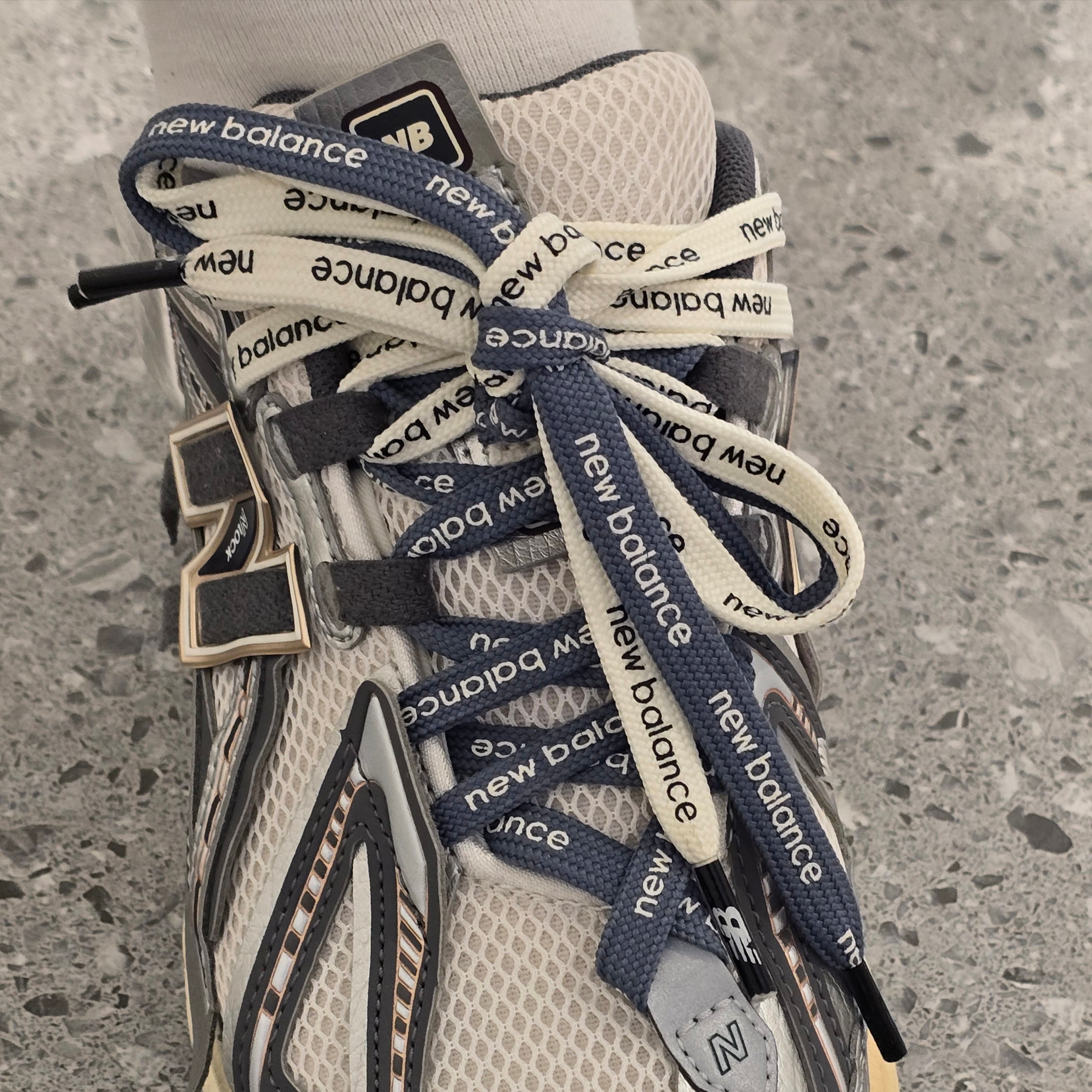 New Balance 1906A Silver Metallic Castlerock 착용 스타일 - 4