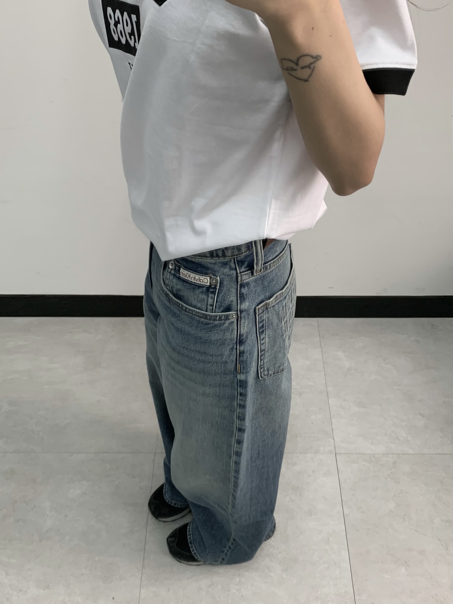 Calvin Klein Logo Crewneck T-Shirt Brilliant White 착용 스타일 - 2