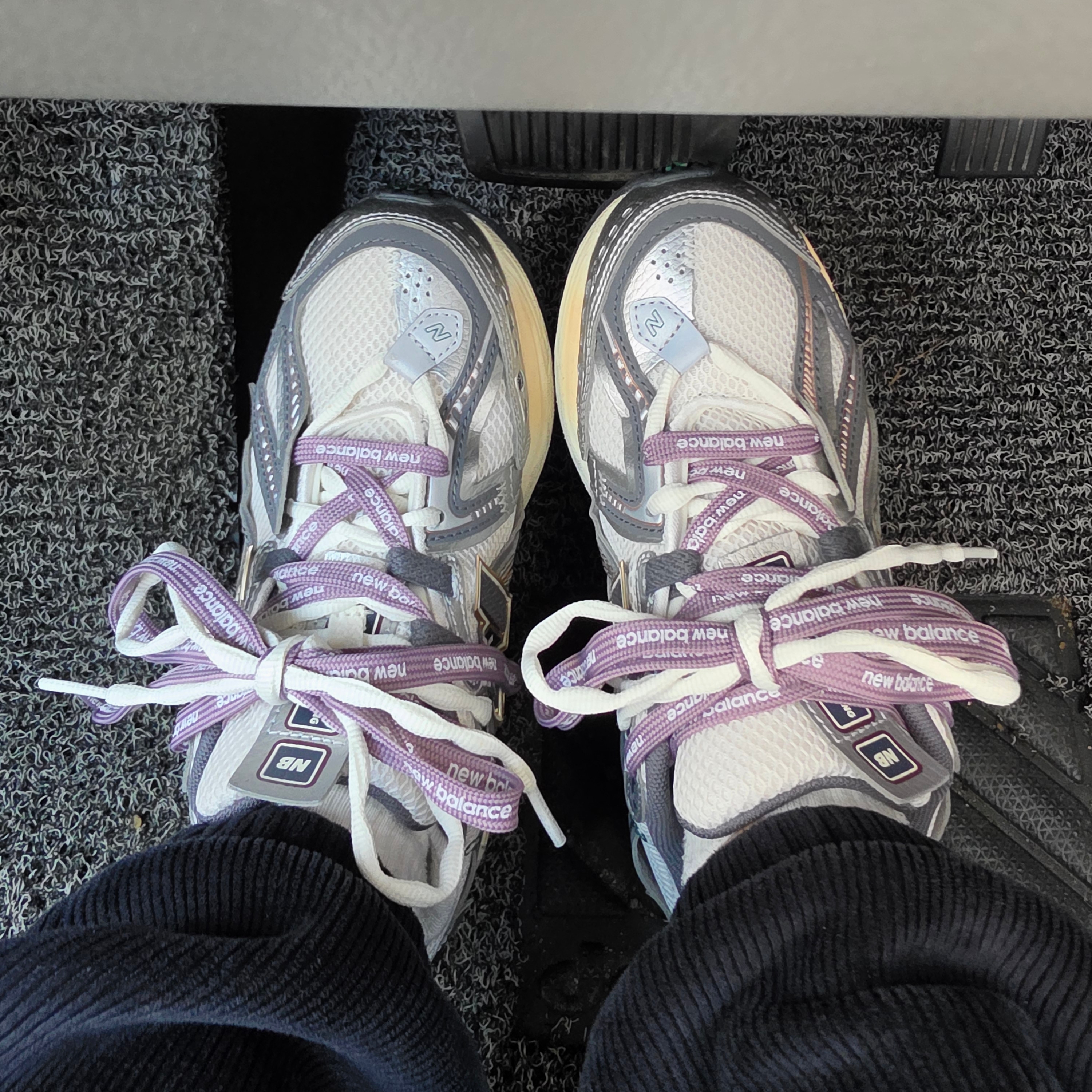 New Balance 1906A Silver Metallic Castlerock 착용 스타일
