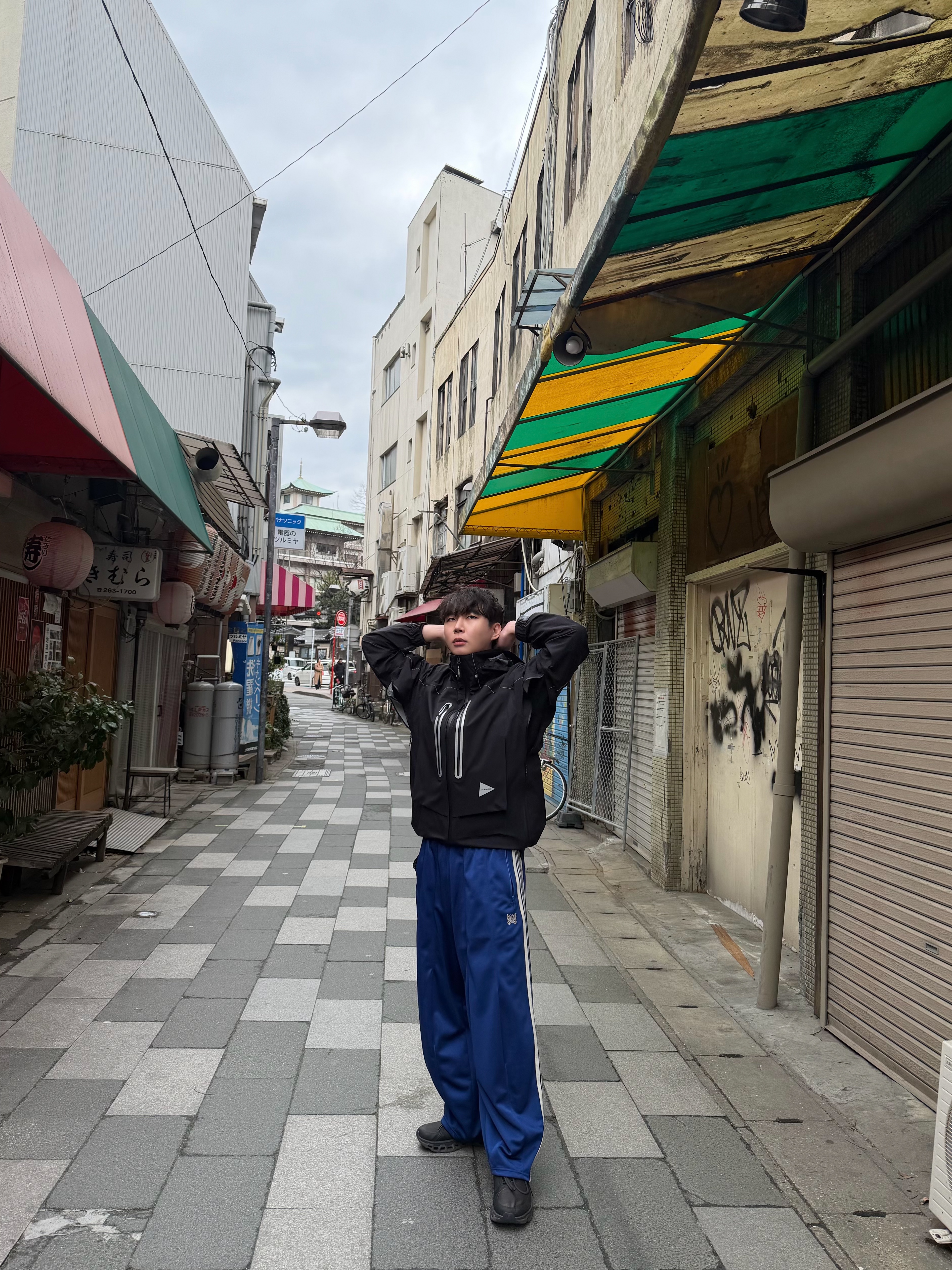 And Wander Pertex Shield Rain Jacket Black, Needles x Beaver H.D. Track Pants Poly Smooth Royal 착용 스타일 - 1