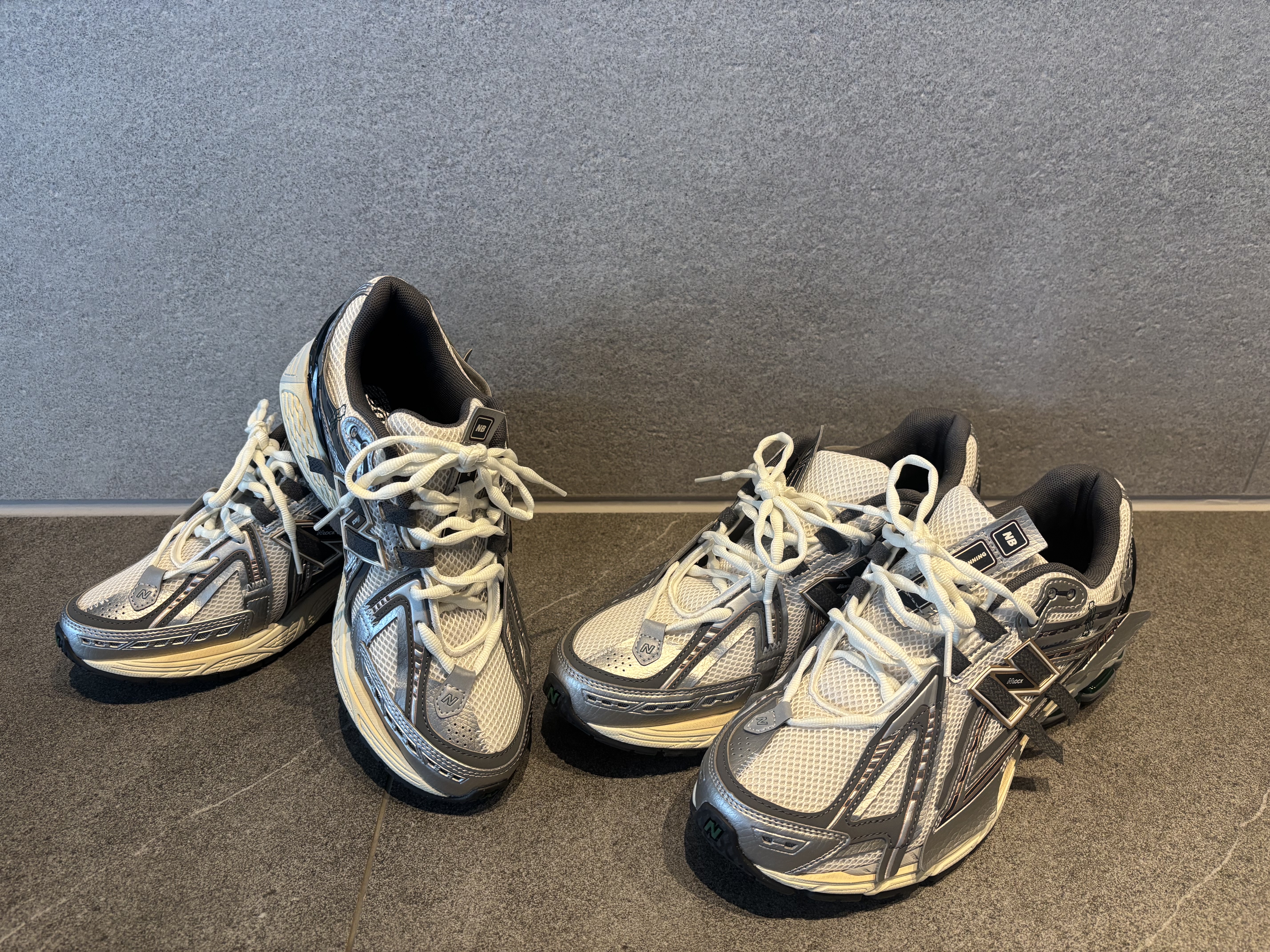 New Balance 1906A Silver Metallic Castlerock 착용 스타일 - 1