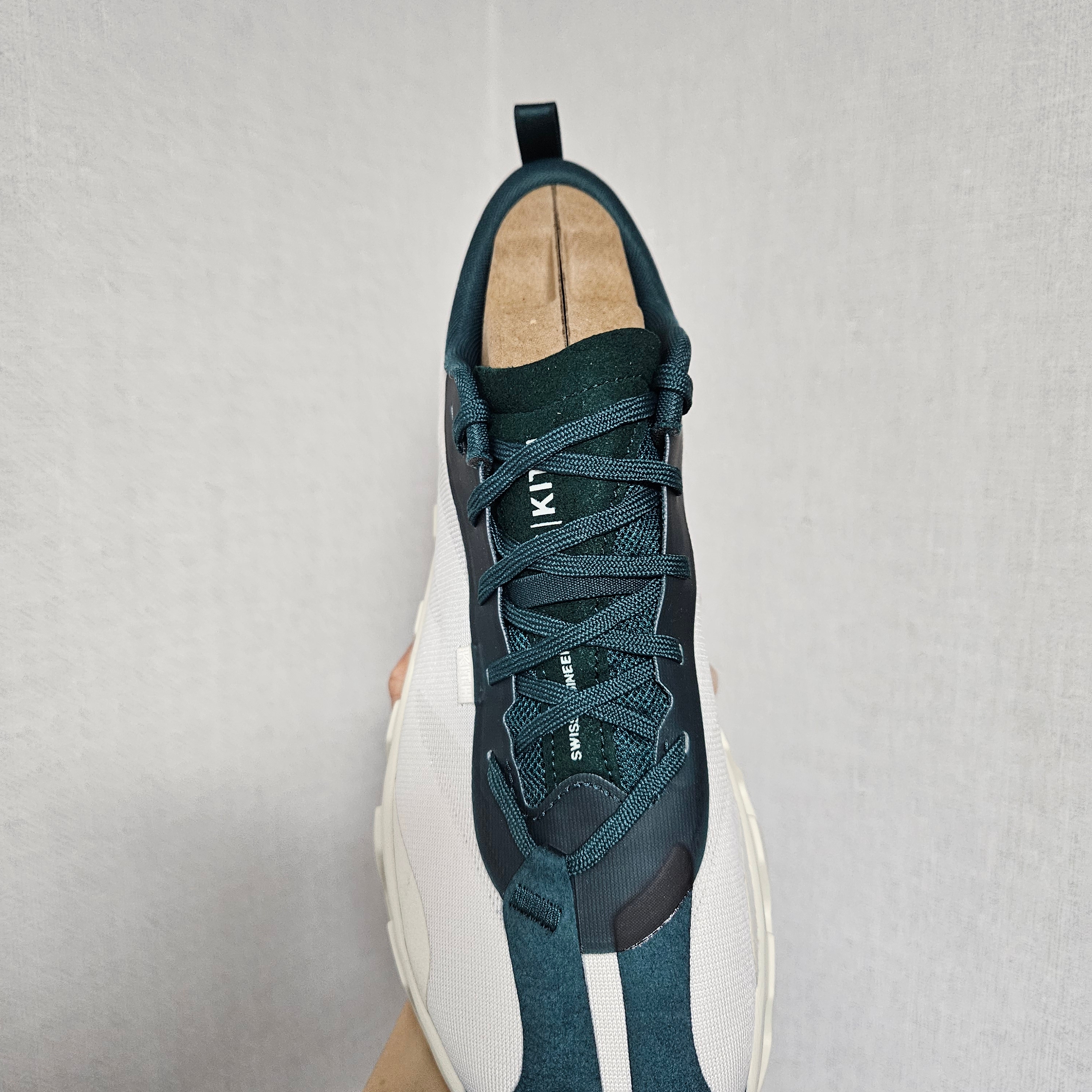 On Running x Kith K-Tech 1 Tofu Sea Moss 착용 스타일 - 3