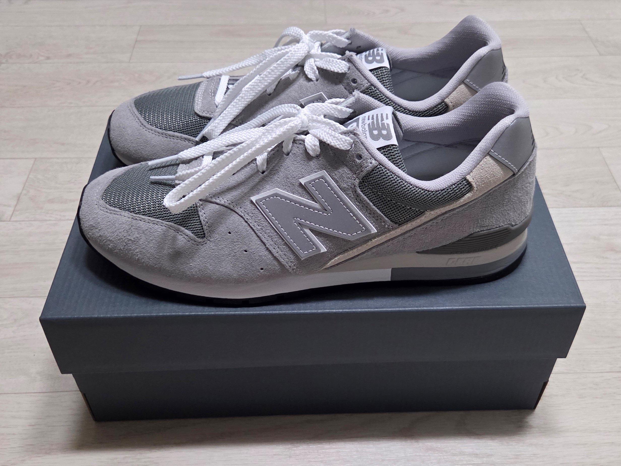 New Balance 992 Made in USA Moonrock Mushroom, New Balance 992 Made in USA Core Grey Silver Metallic 착용 스타일 - 7