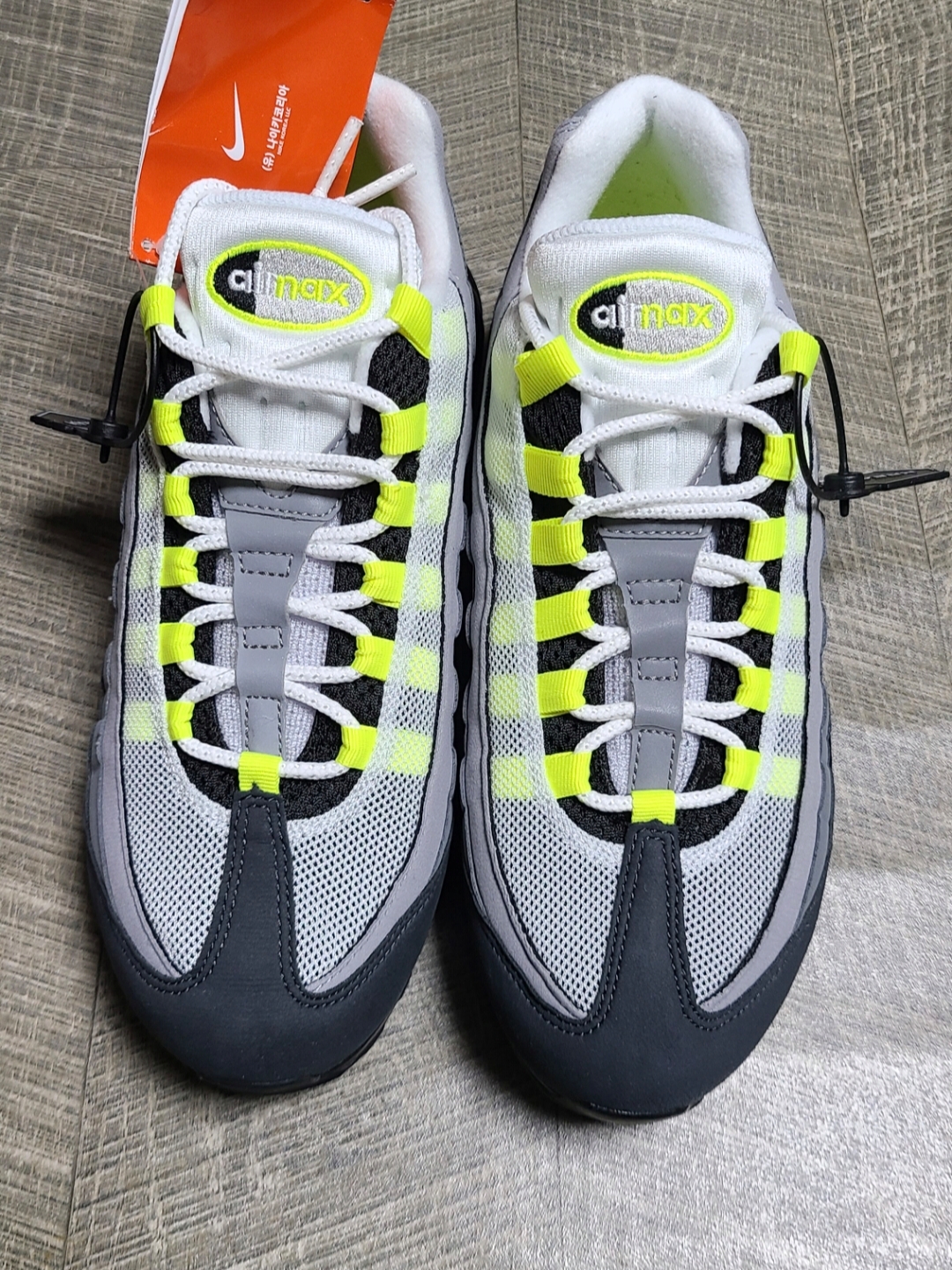 Nike Air Max 95 OG Neon Yellow 2020 착용 스타일 - 1