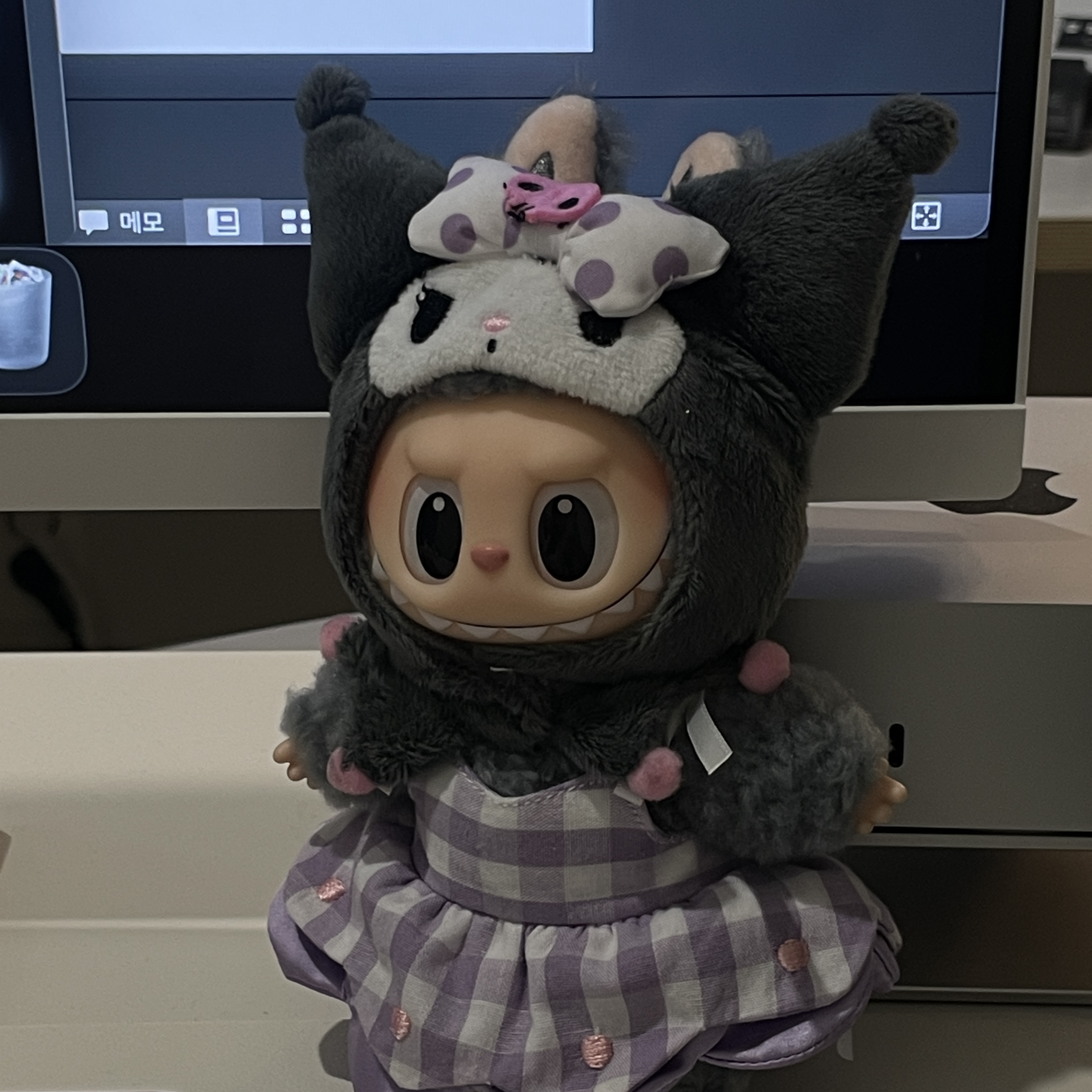Pop Mart Labubu The Monsters x Hello Kitty And Friends Series Plush Pendant Kuromi (Opened Case) 착용 스타일