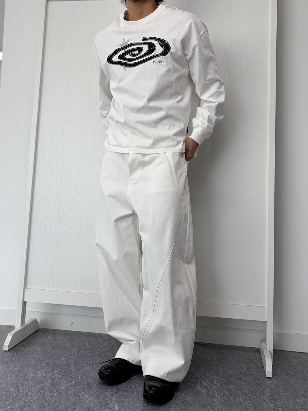 Riomeu Curved Balloon Cotton Pants White, Riomeu Denim Appliqué Long Sleeve T-shirt White 착용 스타일 - 1