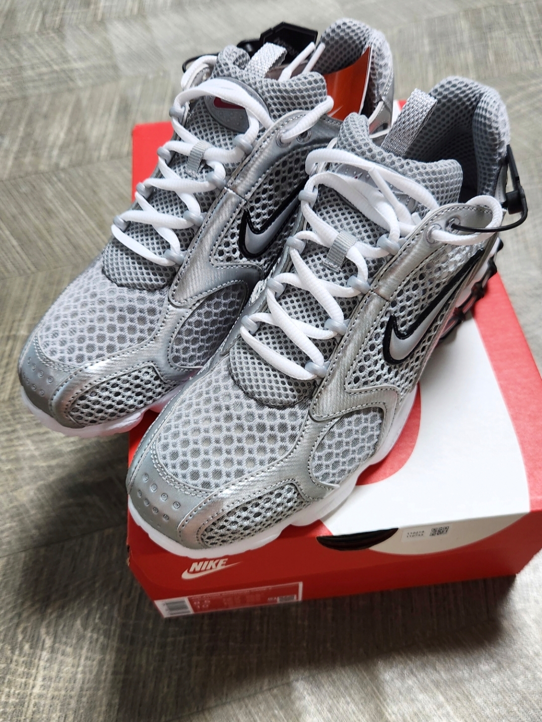 Nike Air Zoom Spiridon Cage 2 Metallic Silver 착용 스타일 - 2