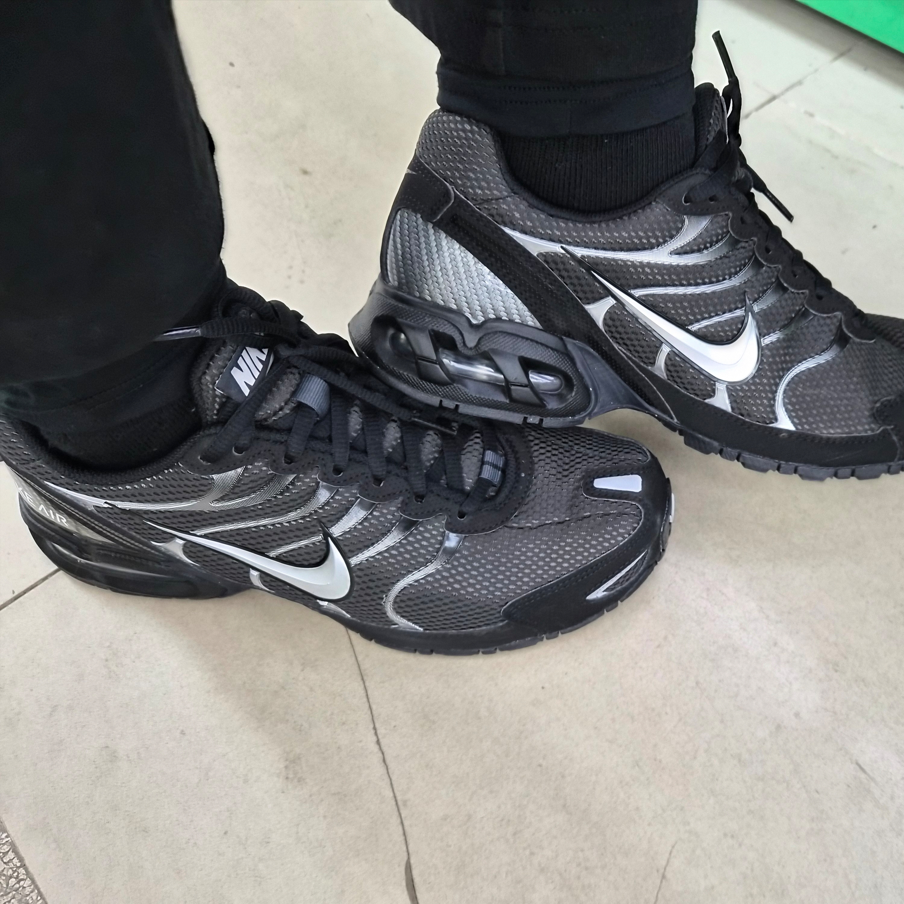 Nike Air Max Torch 4 Anthracite Metallic Silver 착용 스타일 - 2