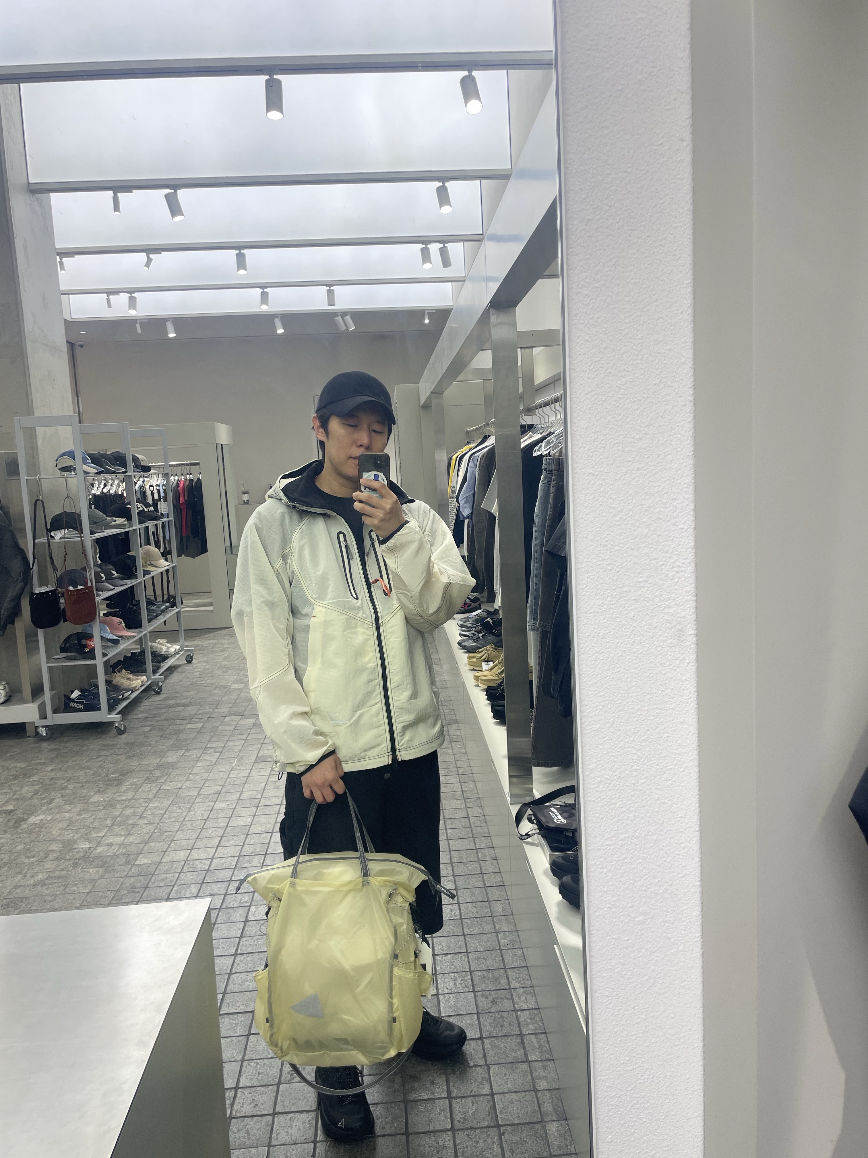 And Wander x ROA R01 Ripstop Wind Jacket Off White - 26SS, And Wander 127 Sil Tote Bag Off White - 26SS 착용 스타일