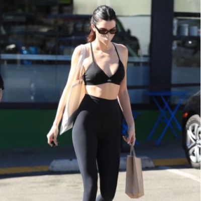 (W) Alo Yoga Splendor Bra Black, (W) Alo Yoga Accolade Sweatpants Black 착용 스타일 - 2