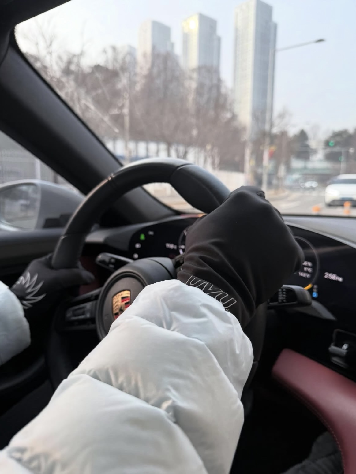 UVU Insignia Cap Black, UVU Running Gloves Black 착용 스타일 - 3