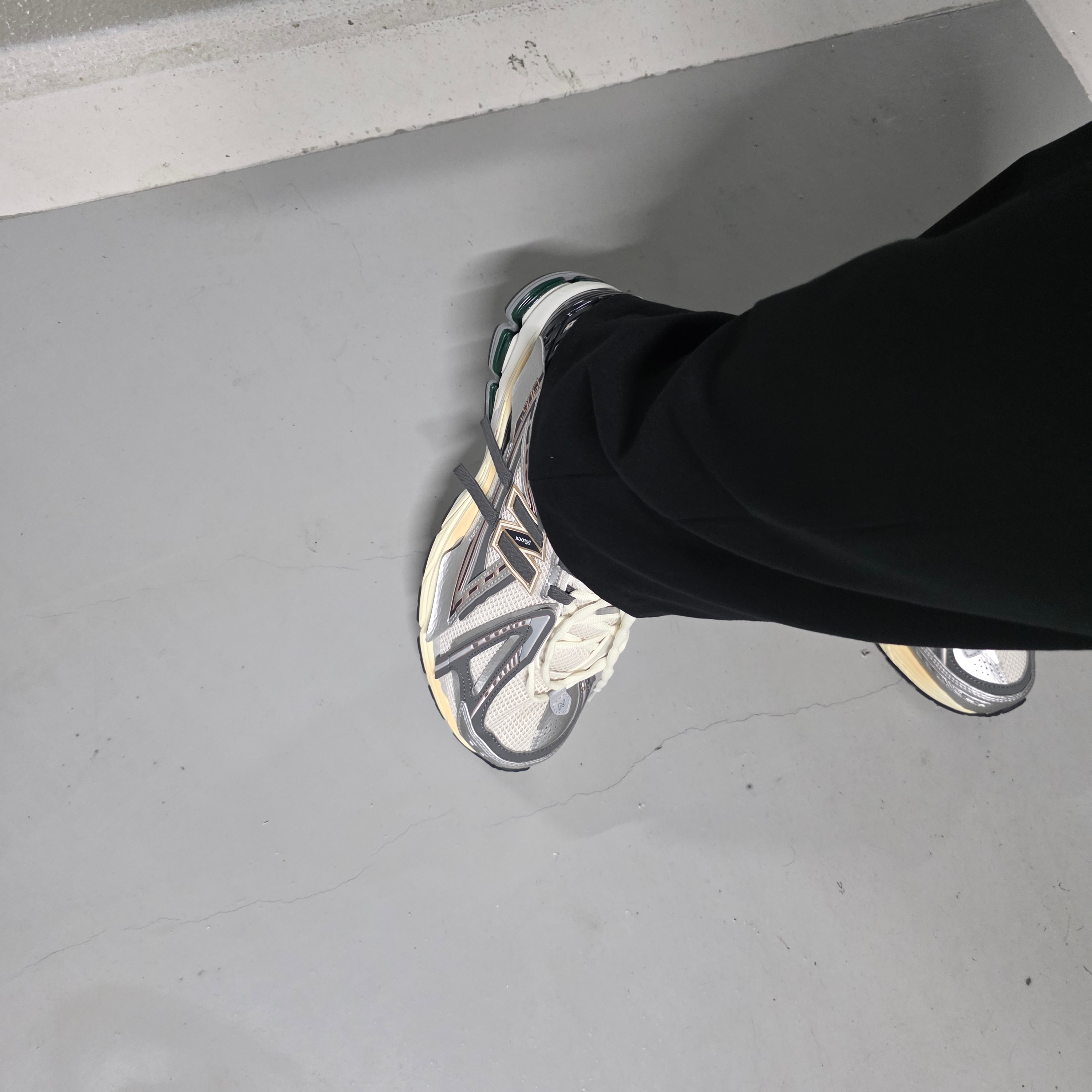New Balance 1906A Silver Metallic Castlerock 착용 스타일