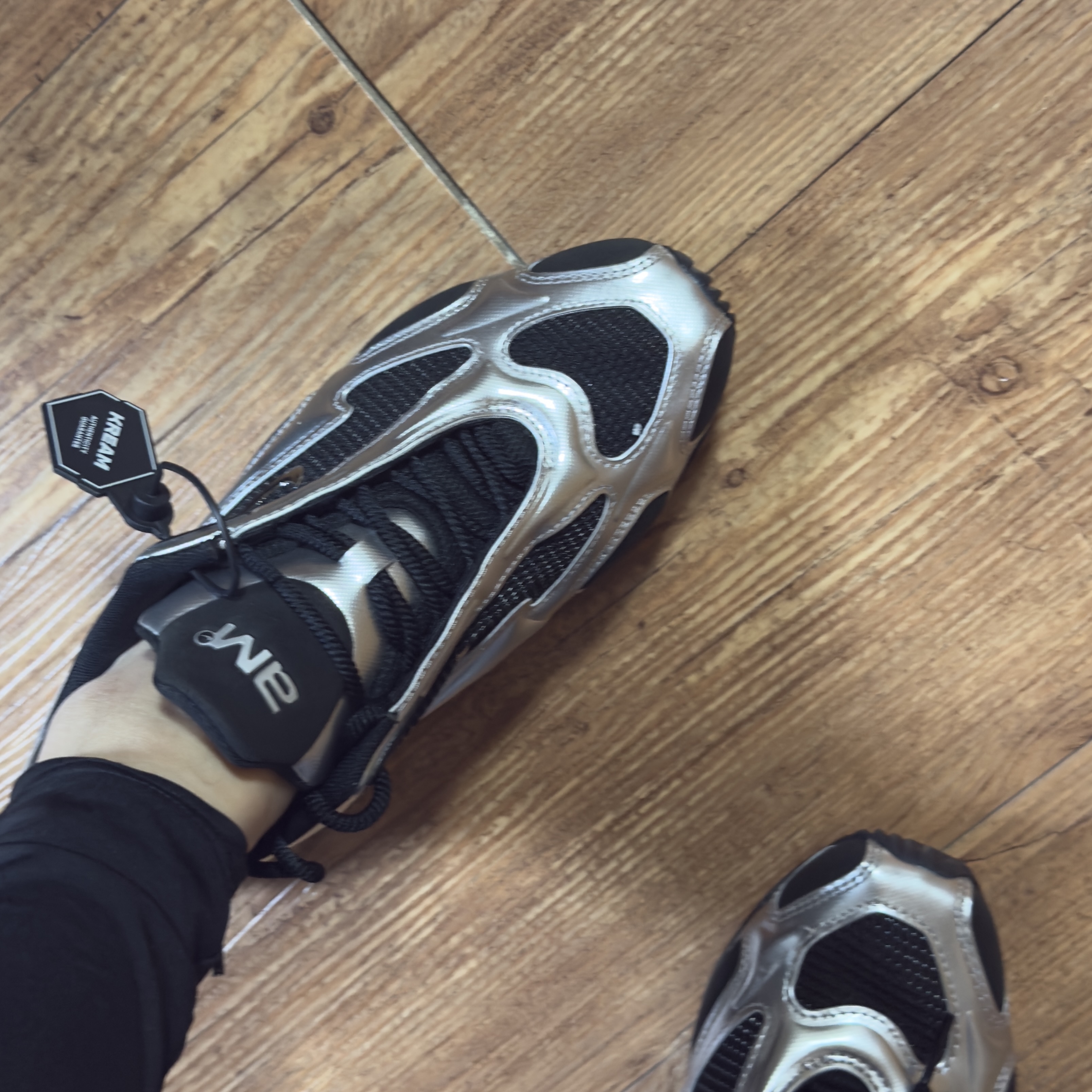 (W) Nike Air Max Muse Black and Metallic Silver 착용 스타일