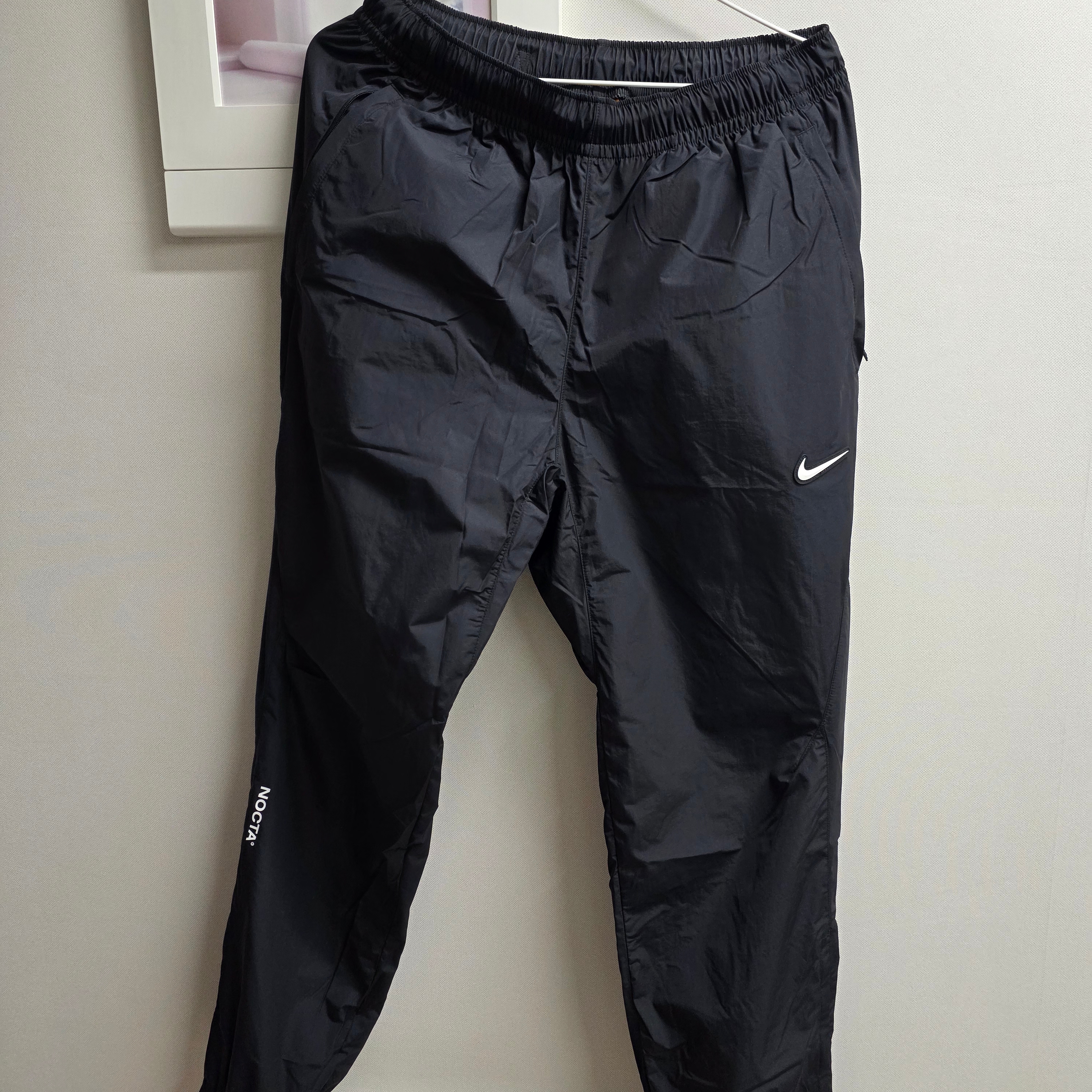 Nike x Drake Nocta Nylon Track Jacket Black (FN7666-010), Nike x Drake Nocta Woven Track Pants Black (FN7668-010) 착용 스타일 - 2