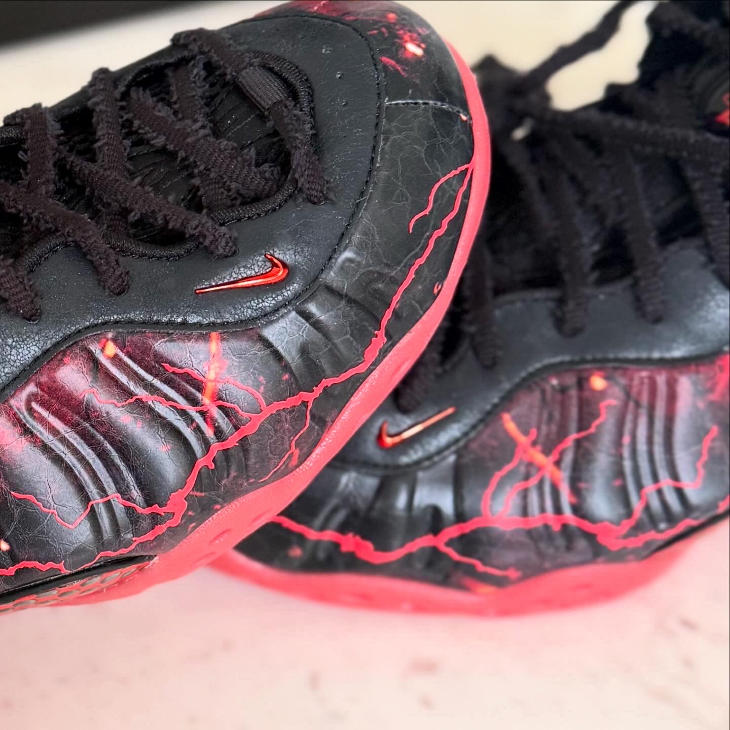 Nike x Stranger Things Air Foamposite One Black Bright Crimson 착용 스타일 - 2