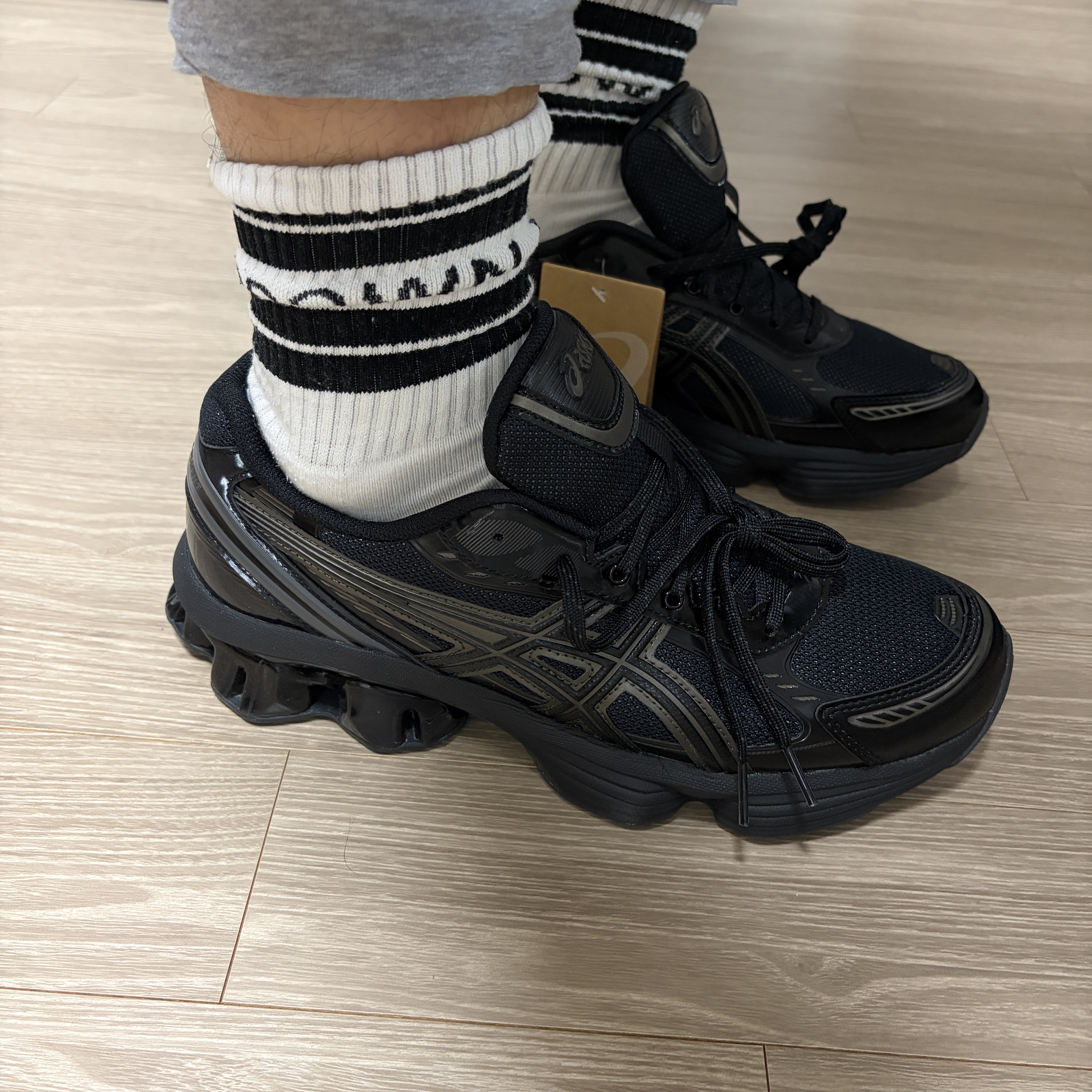 Asics Gel-Kinetic Fluent Black Graphite Grey 착용 스타일 - 1