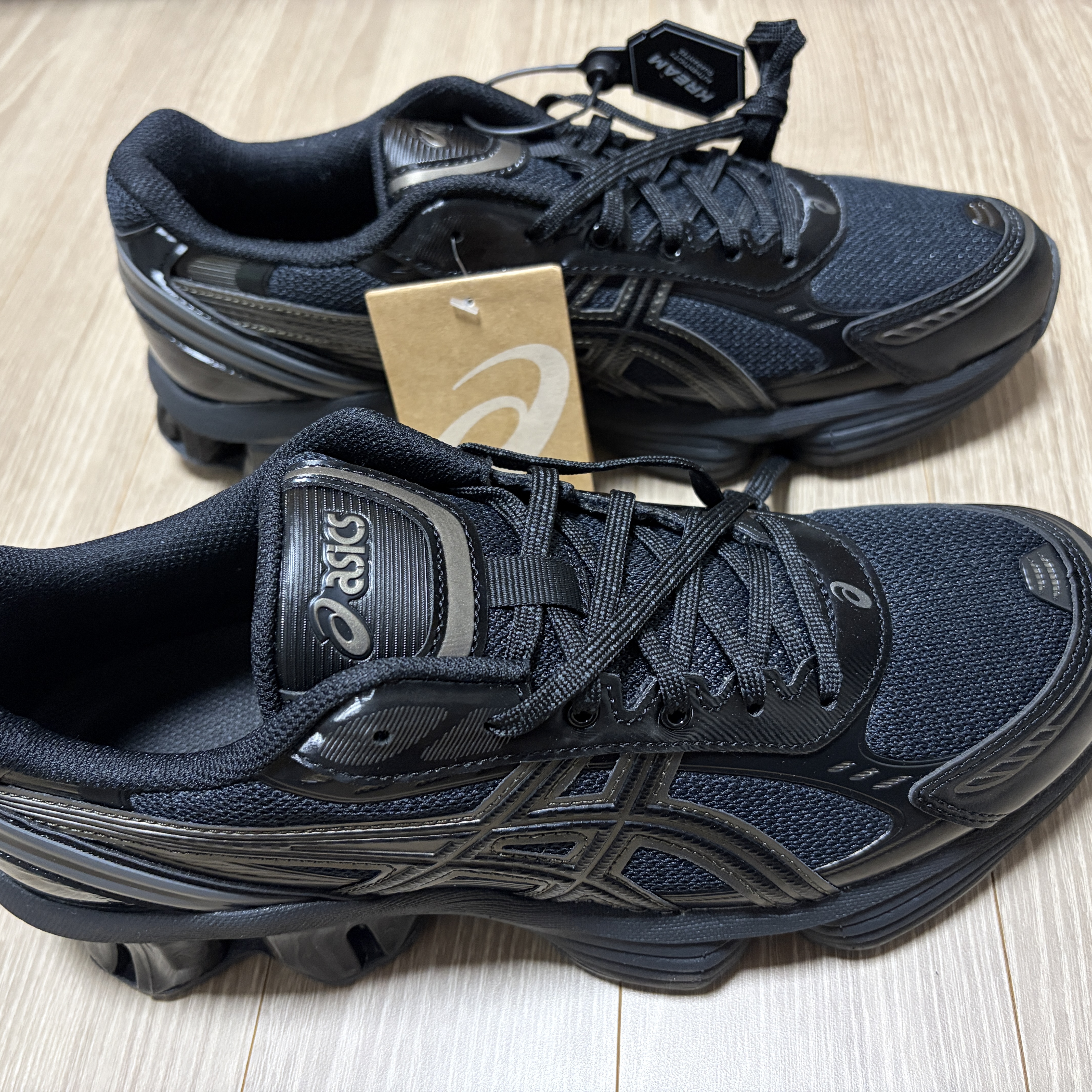Asics Gel-Kinetic Fluent Black Graphite Grey 착용 스타일 - 2