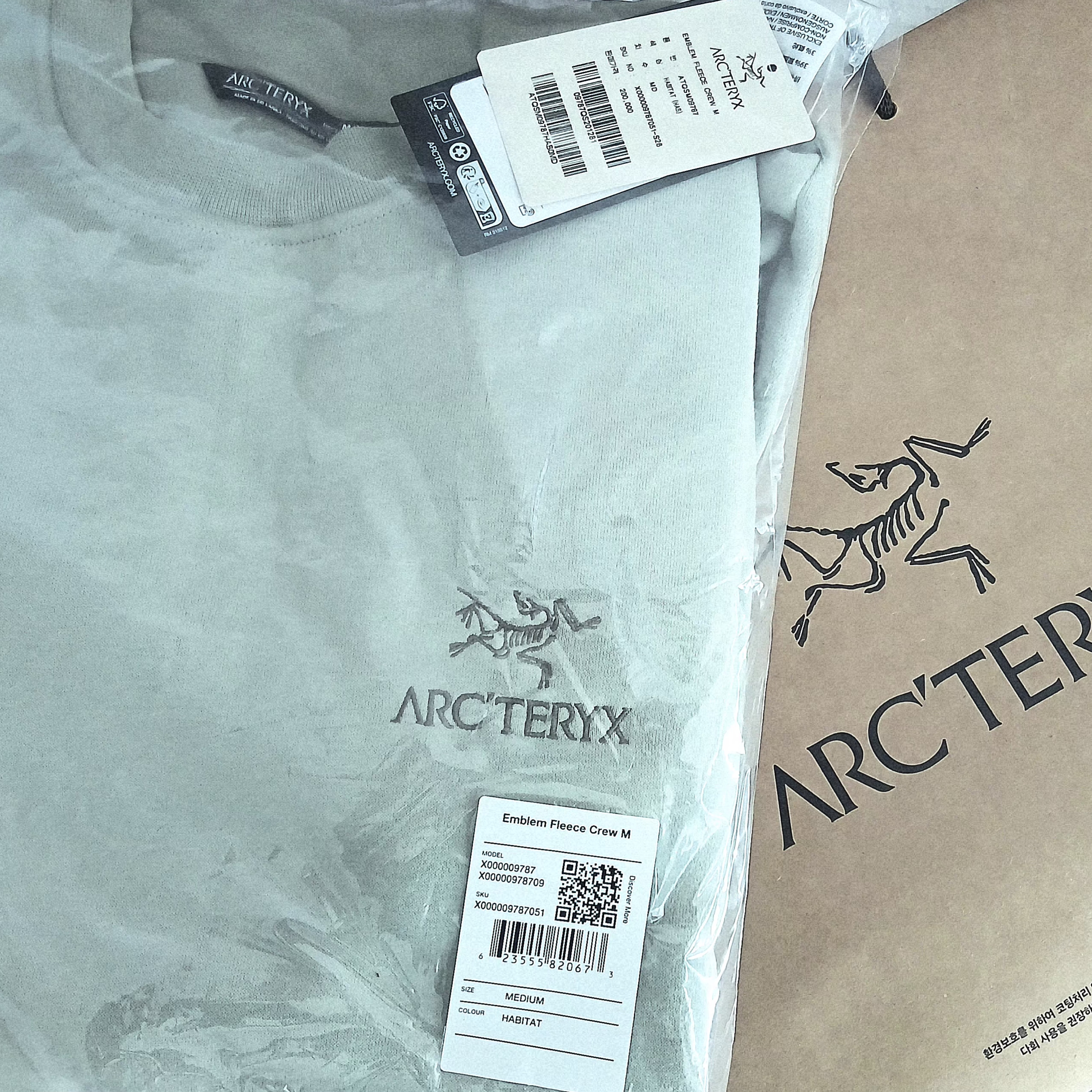 Arc'teryx Emblem Fleece Crew Neck Pullover  Habitat 착용 스타일 - 2
